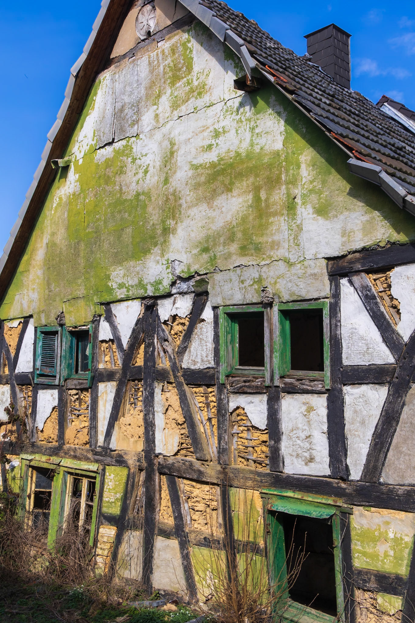 Do ovven im Jevel do wor es en Wappen. En bessjen siit me emme noch.