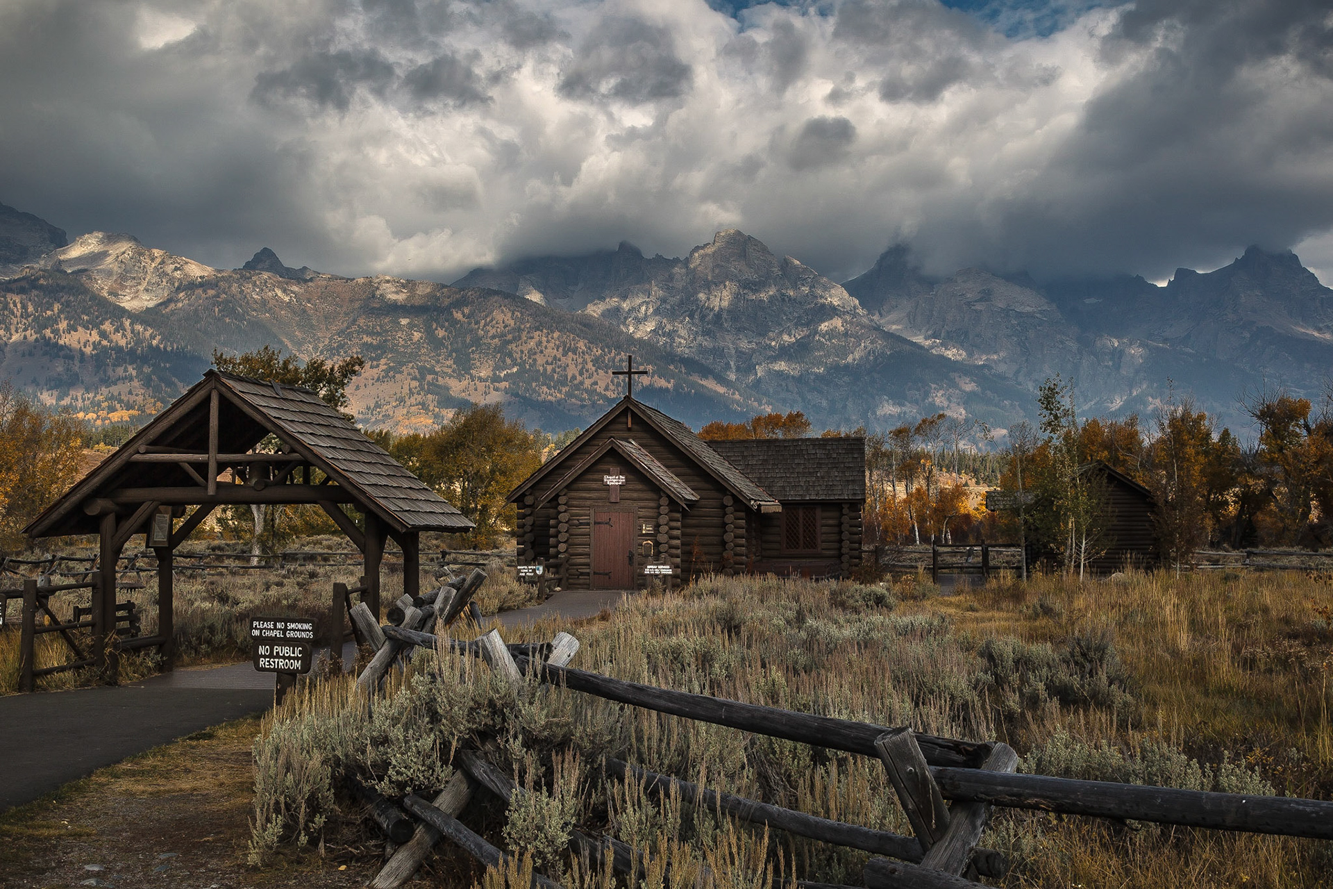 Eine Kapelle in einer wunderbar rustikalen Landschaft. Die Wolkenbildung unterstreicht hier den Charakter.