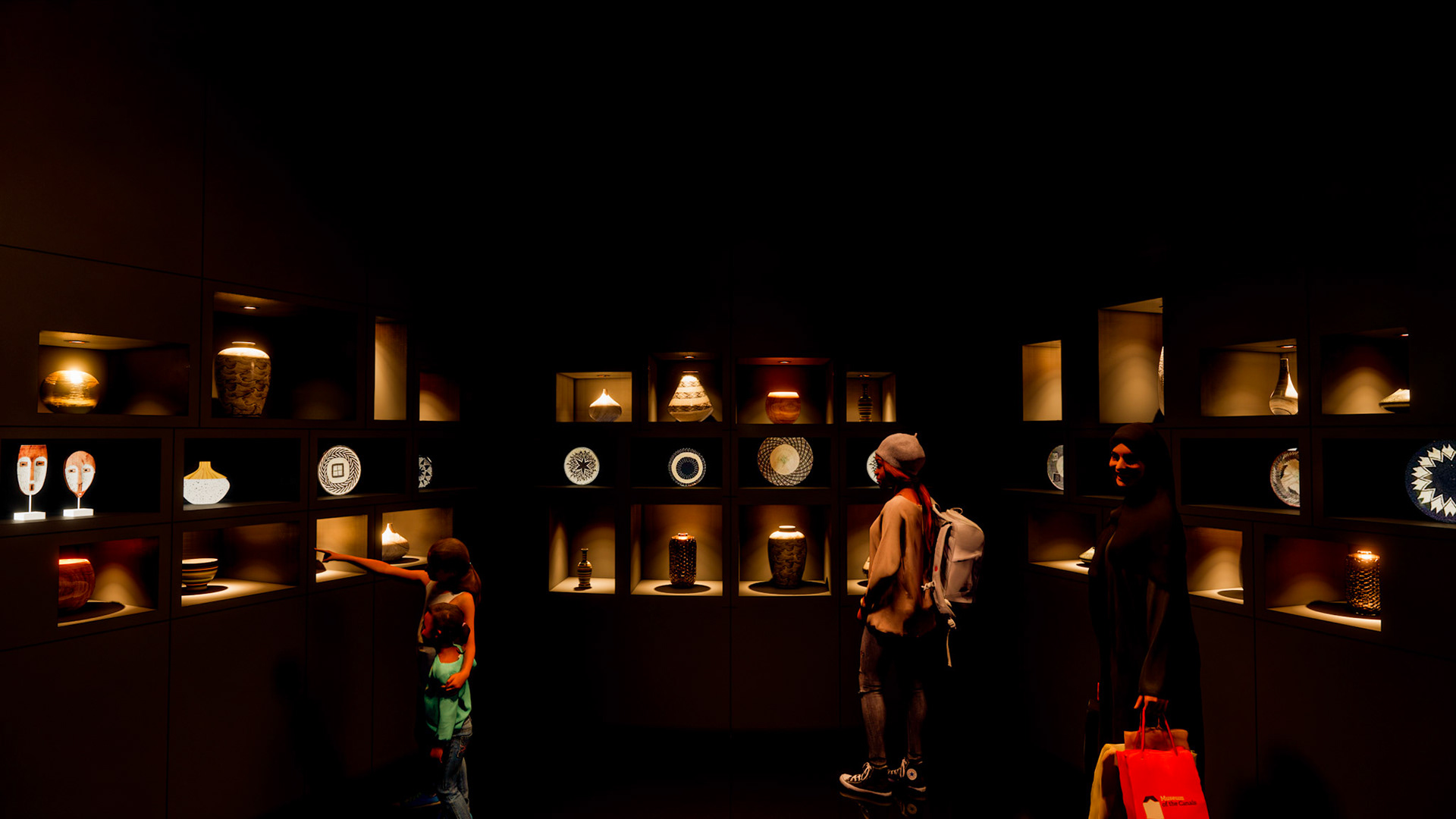 Vitrines com acervo e hologramas da sala de recursos naturais