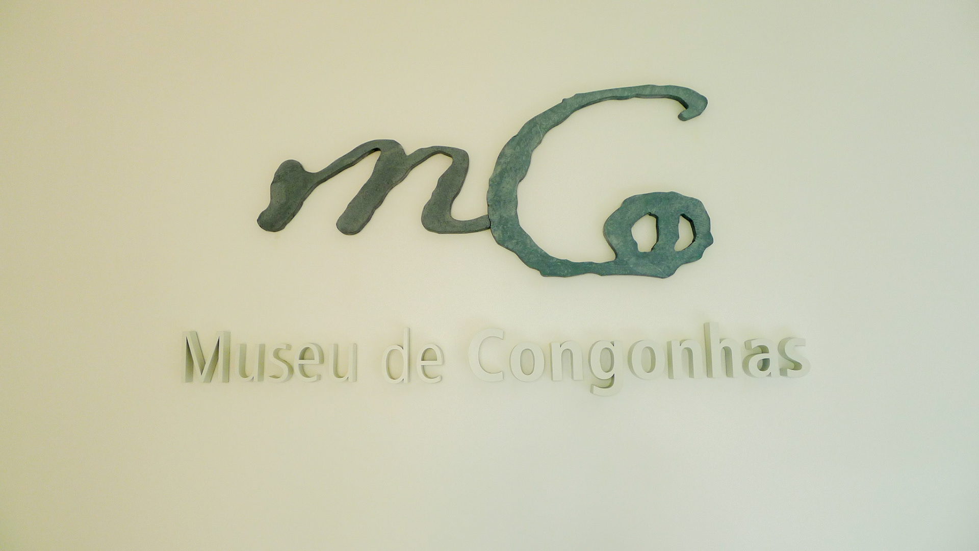 Identidade visual do museu, sinalização interior no hall de entrada