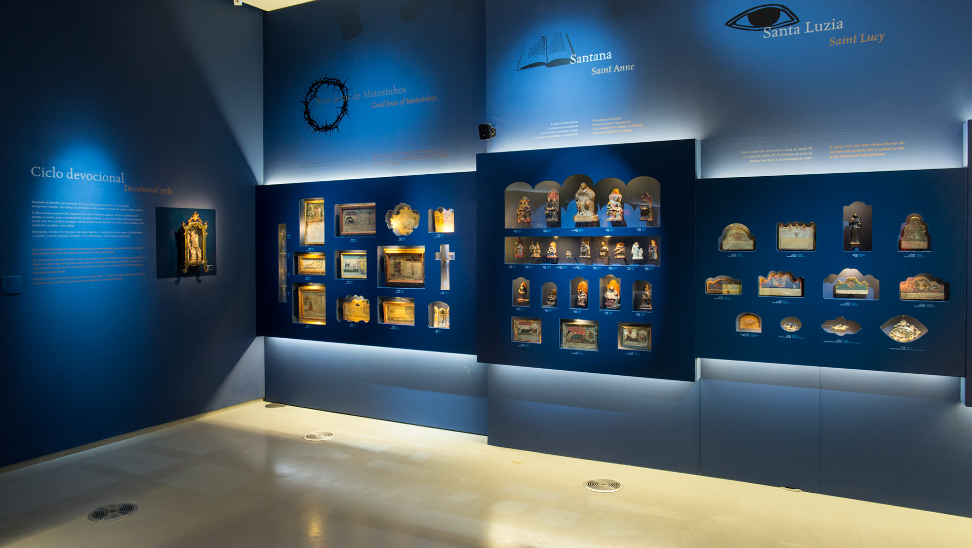 Sala dos Ex-votos e Santos de Casa da Expografia sala de Ex-votos e Santos de Casa - Coleção Márcia de Moura Castro