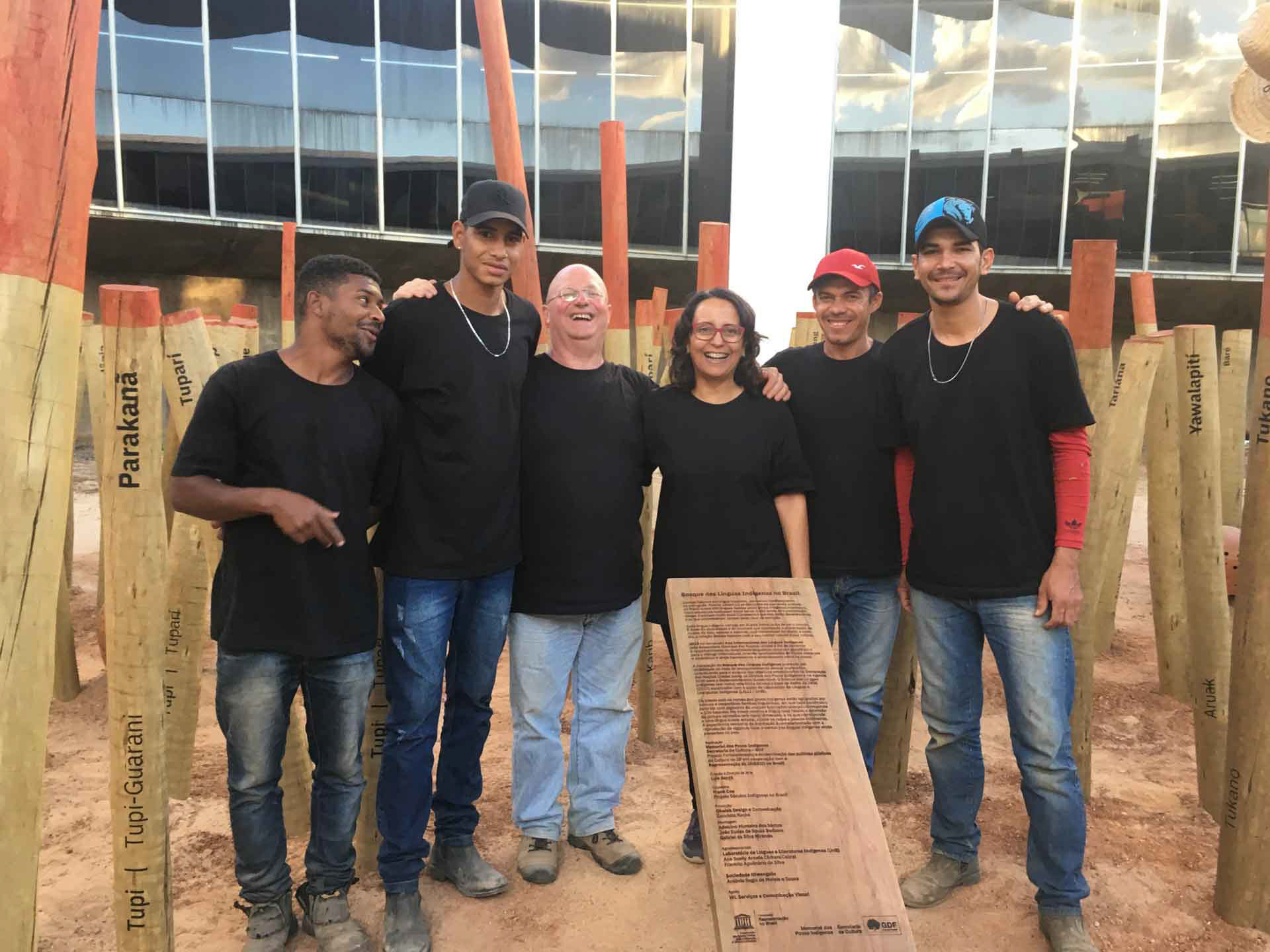 Equipe da instalação no Memorial dos Povos Indígenas de Brasília