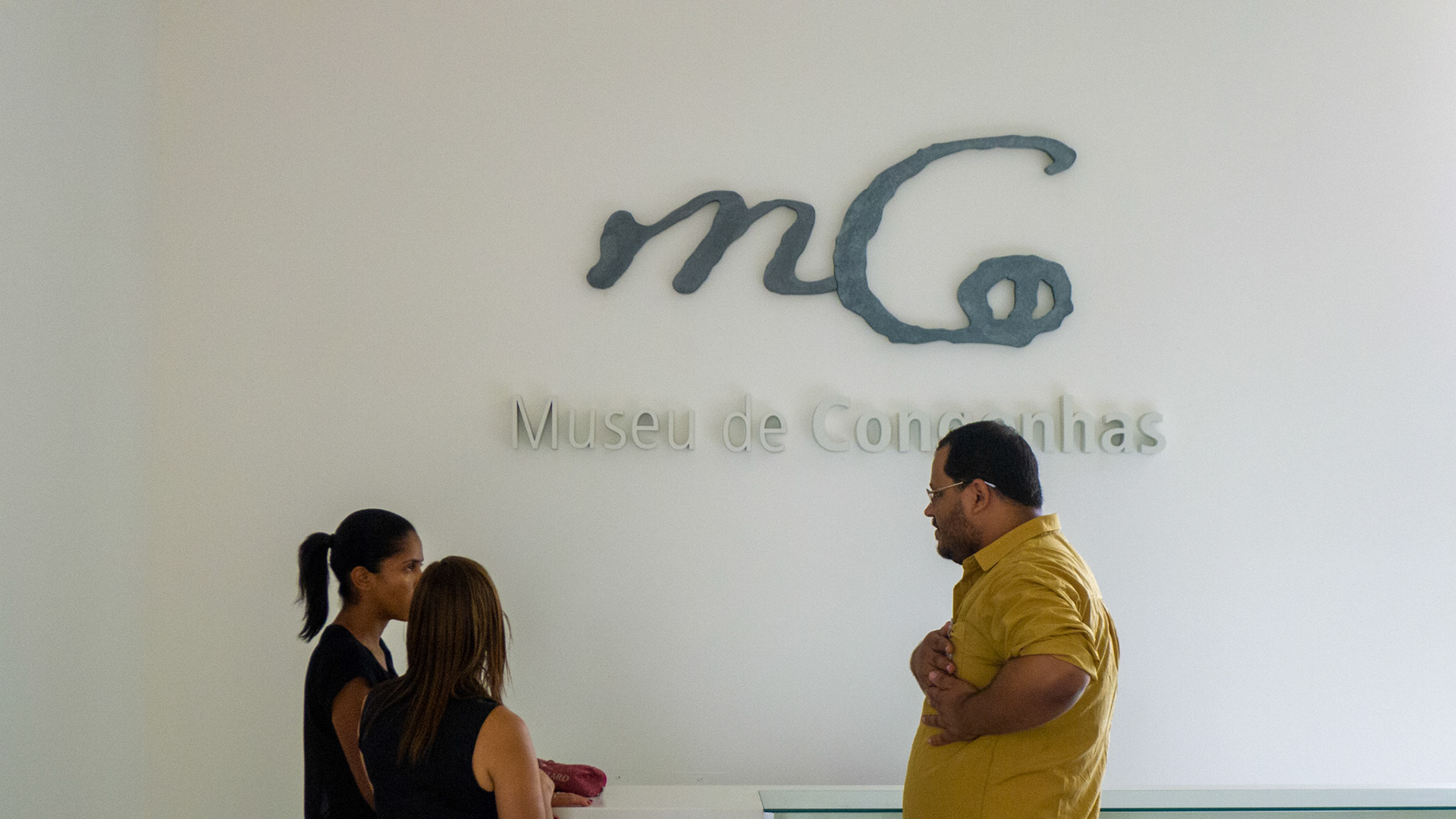 Identidade visual do museu, sinalização interior no hall de entrada