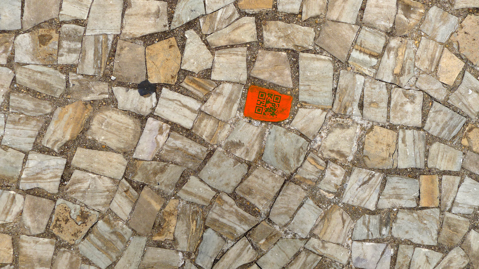Jogo Educação Patrimonial de Realidade Aumentada. Sinais metálicos ou coloridos, implantados na pedra portuguesa do piso, seriam a referência para as fotos inseridas no sistema. Ao chegar a esses marcos, o visitante aponta o celular para o ambiente e acessa a foto do mesmo ângulo, tirada na época da construção da capital, ou seja, pula da visão real para a foto histórica.