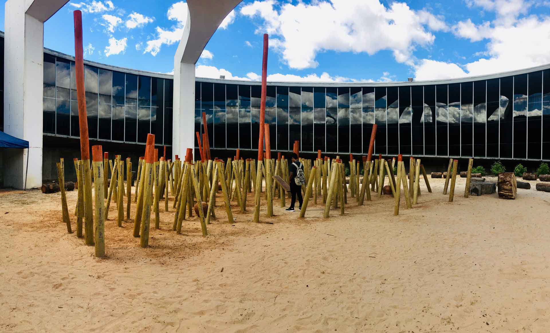 Panorâmica da instalação "Bosque das Línguas Indígenas no Brasil"