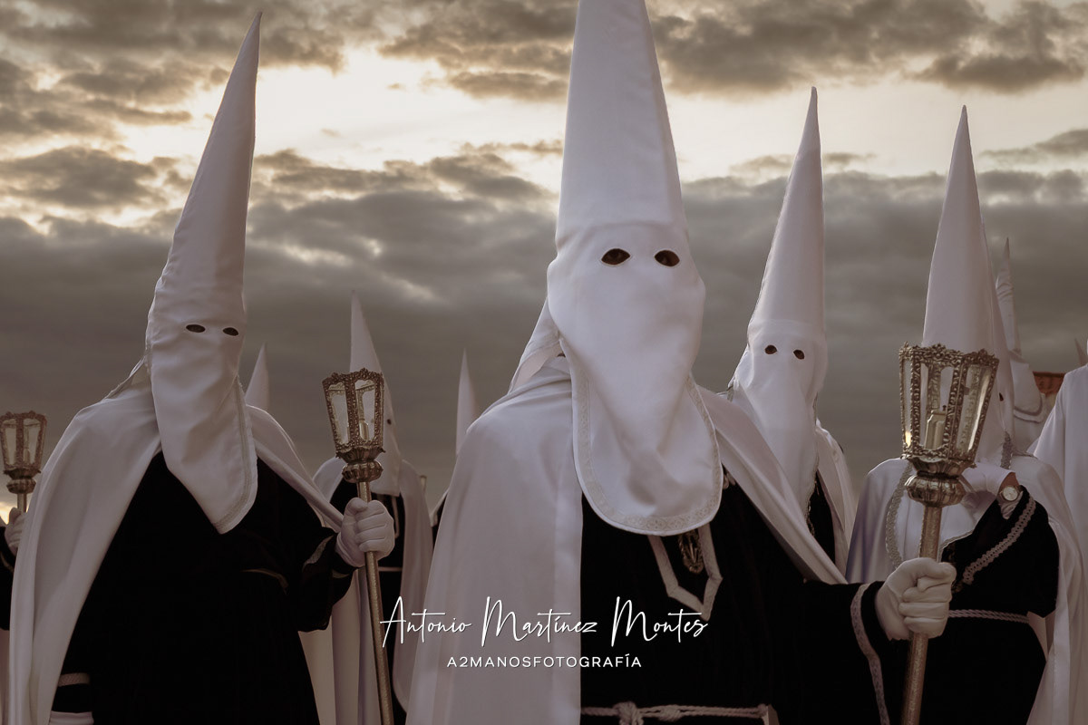 Tercer Premio en el X Concurso de Fotografía de Semana Santa de la Roda. Memorial Mariano Jávaga 2025, Promovido por la Asociación Fotográfica Panorama.