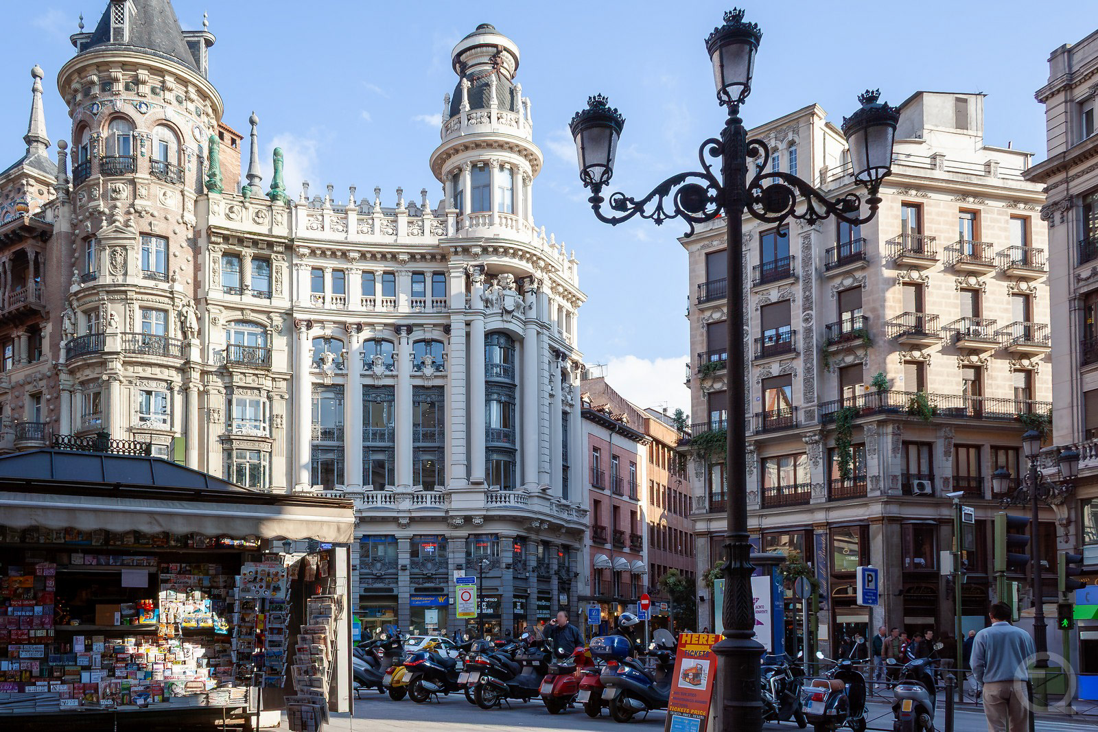 Plaza de Canalejas, Madrid, España. A la izquierda el Edificio Meneses.