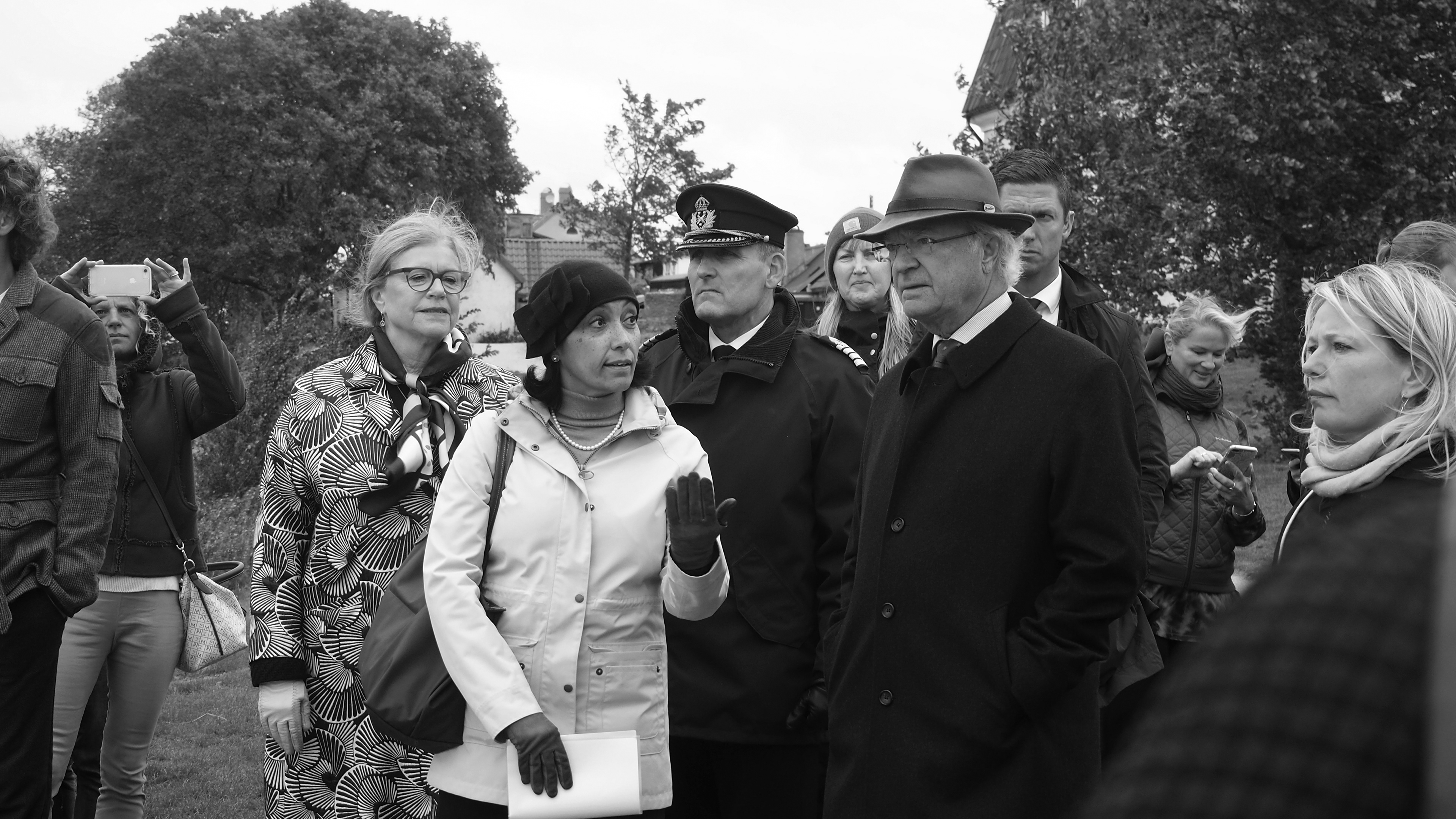 helene negussie welcomes king charles XVI gustav of sweden during a visit in visby