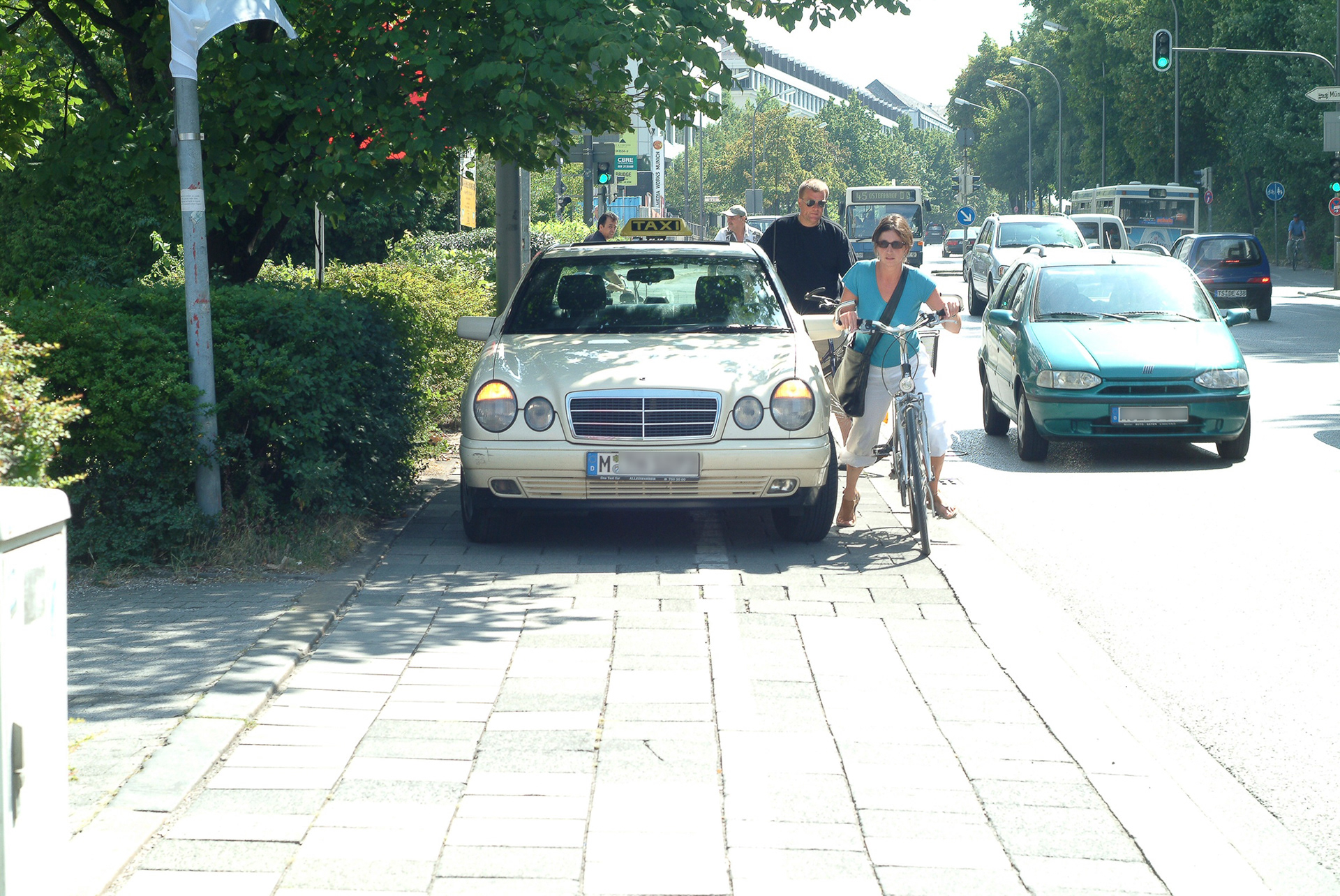 ...das Taxi hätte auch auf den grossen, zum grössten Teil freine Parkplatz des Bürogebäudes fahren können um auf seinen Fahrgast zu warten.