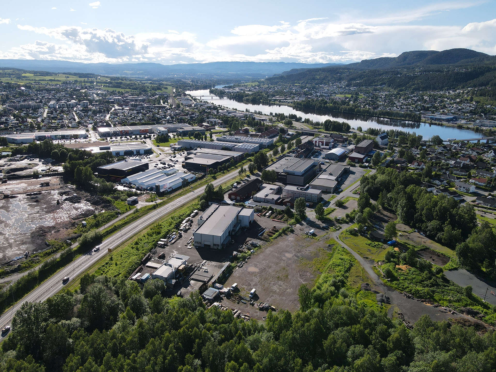 Eksempel: Før profesjonell redigering og AI manipulasjon.