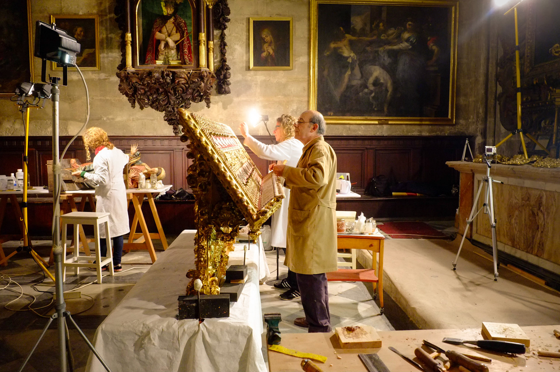 Conservators at work in Seville Cathedral, 2016