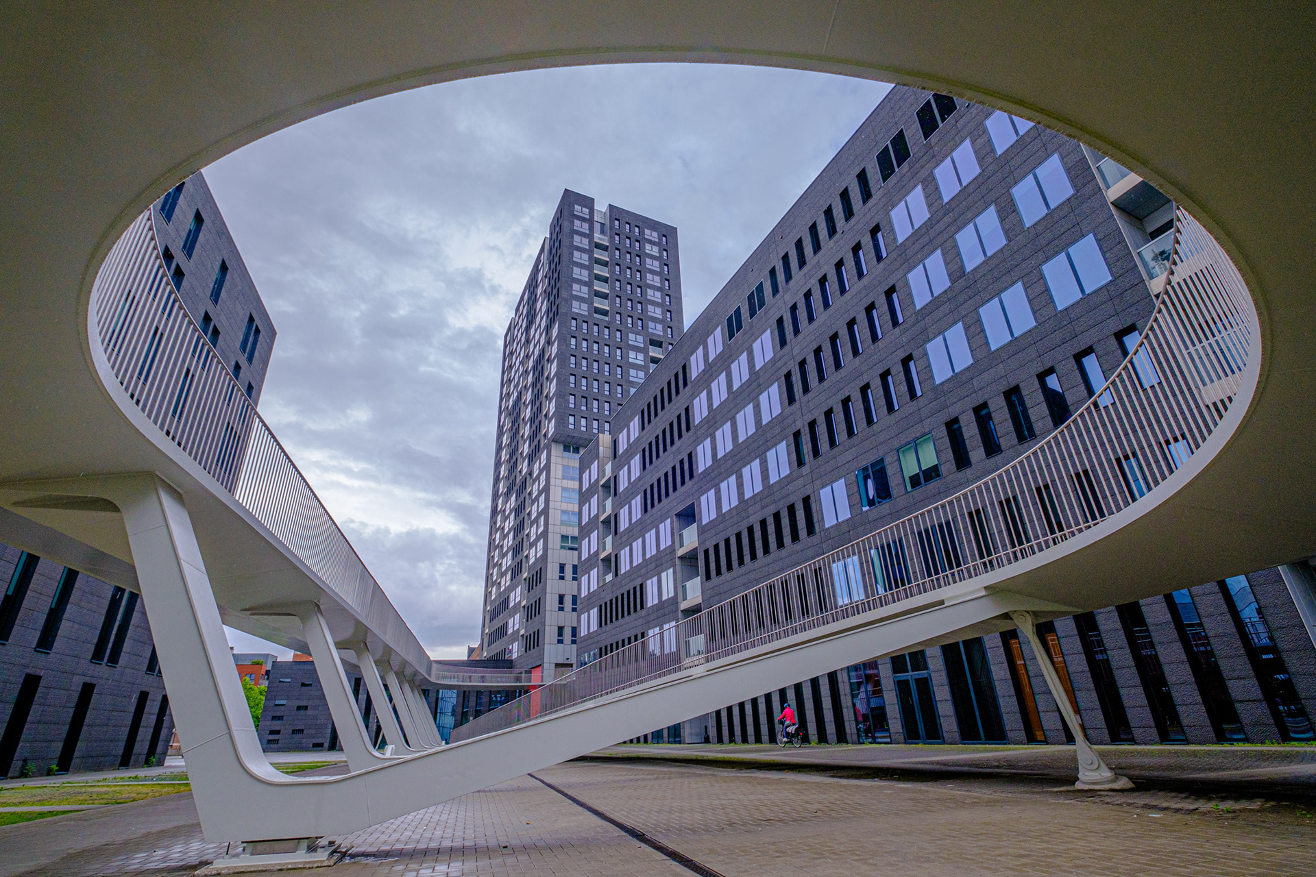 Doorkijk aan op/afrit naar Parkbrug