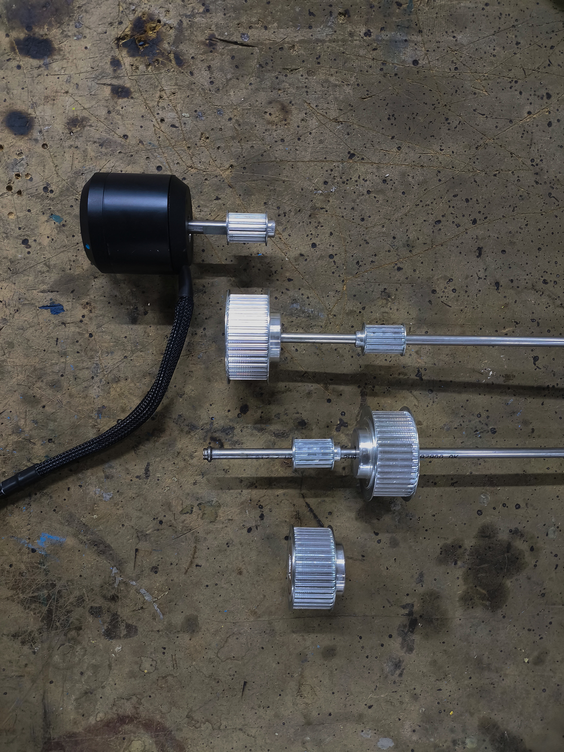 Image 7: Motor unit and pulley components.