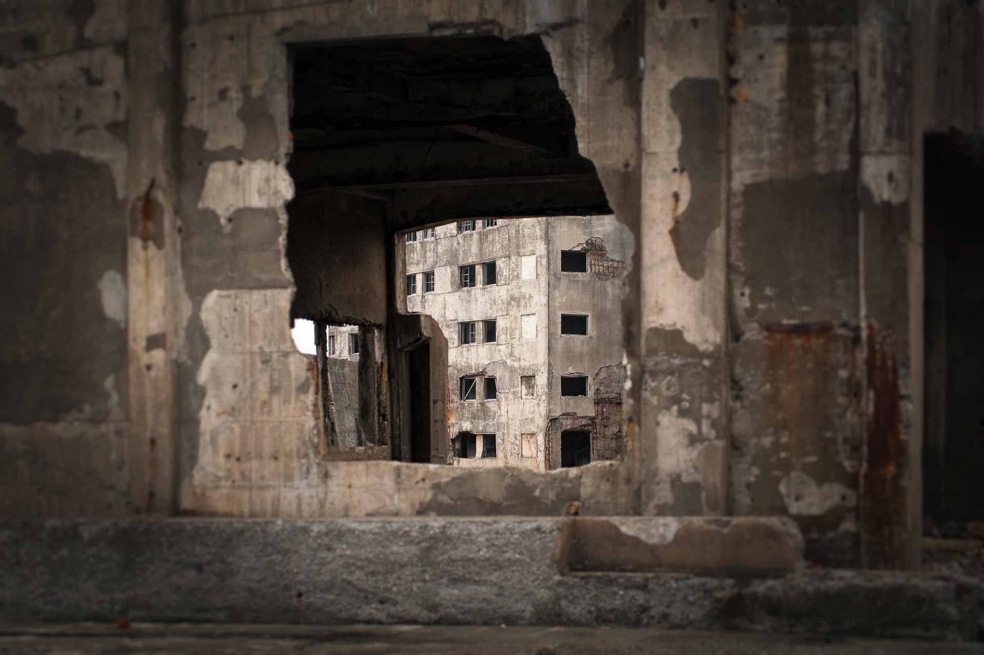 Le passage, Île abandonnée, 端島 Battleship Island / Gunkanjima, Japon