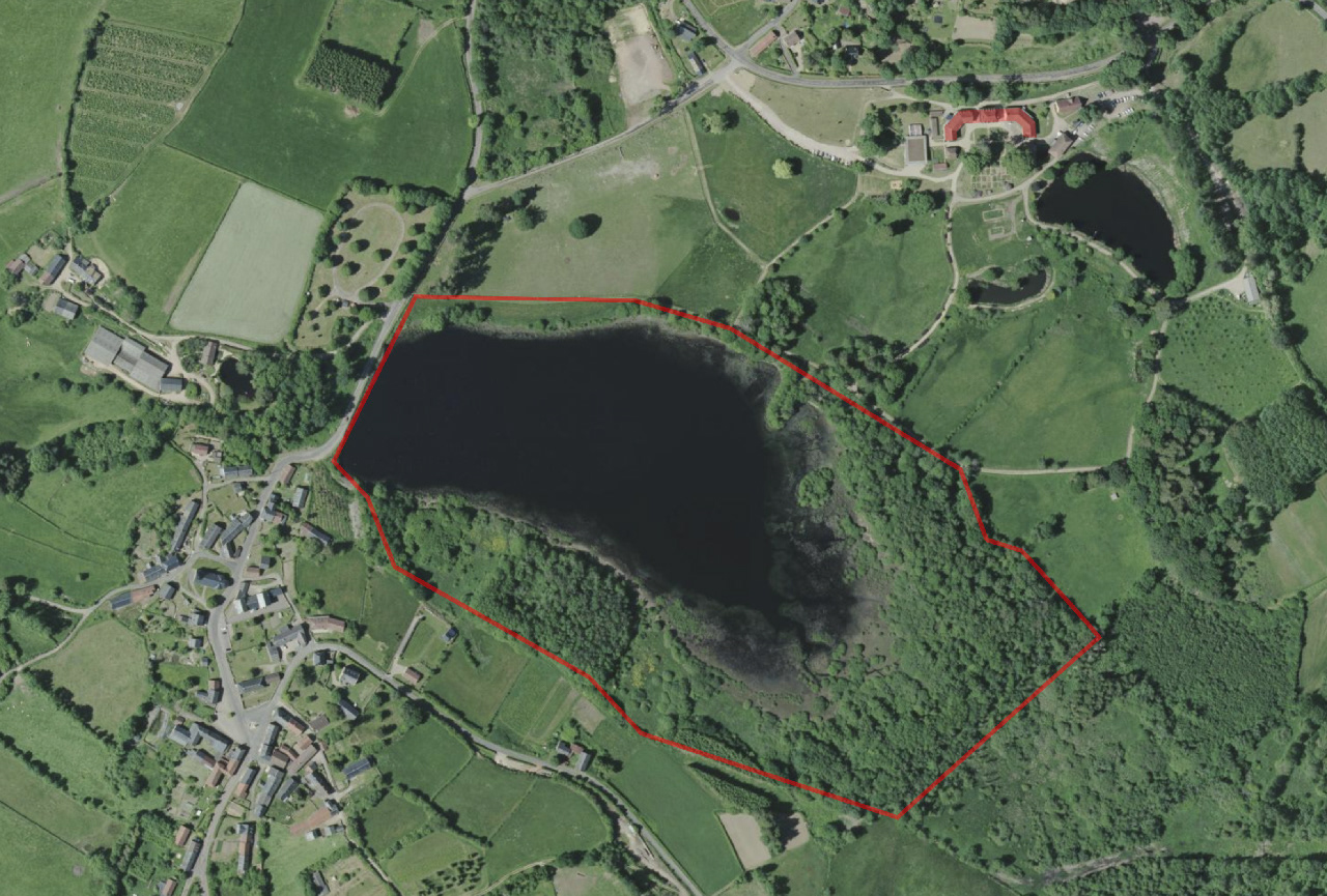 L'étang Taureau. En haut à droite, la Maison du Parc Naturel du Morvan.