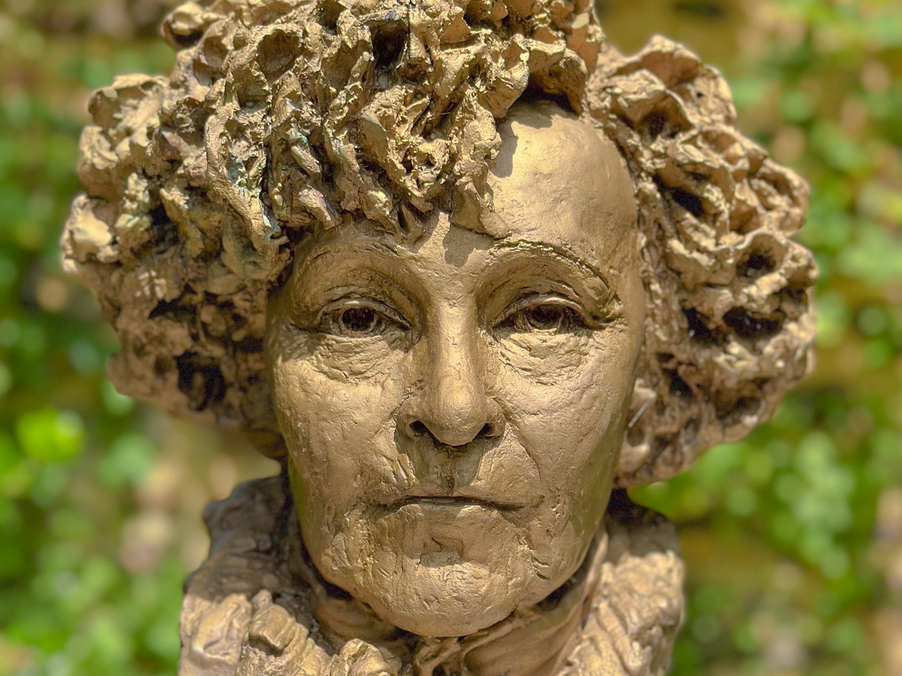 En 2023, un portrait de Colette, est inauguré devant sa maison natale. C'est la sculptrice Nacéra Kainou qui l'a conçu, pour le 150e anniversaire de la naissance de l'écrivaine.