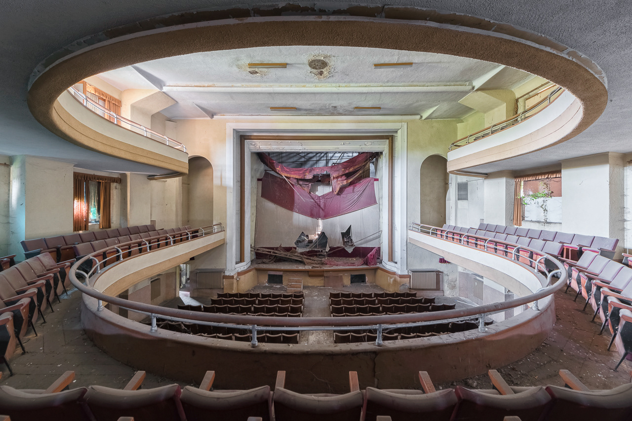 3 coups dans le vide / Cinéma-Théâtre abandonné, Italie