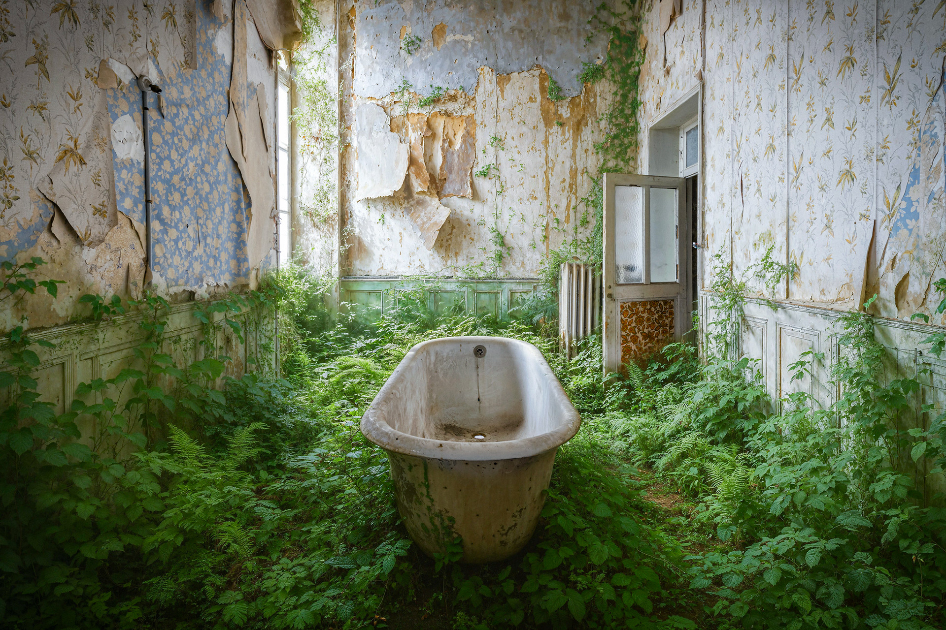 La triste sévérité, presbytère abandonné - France