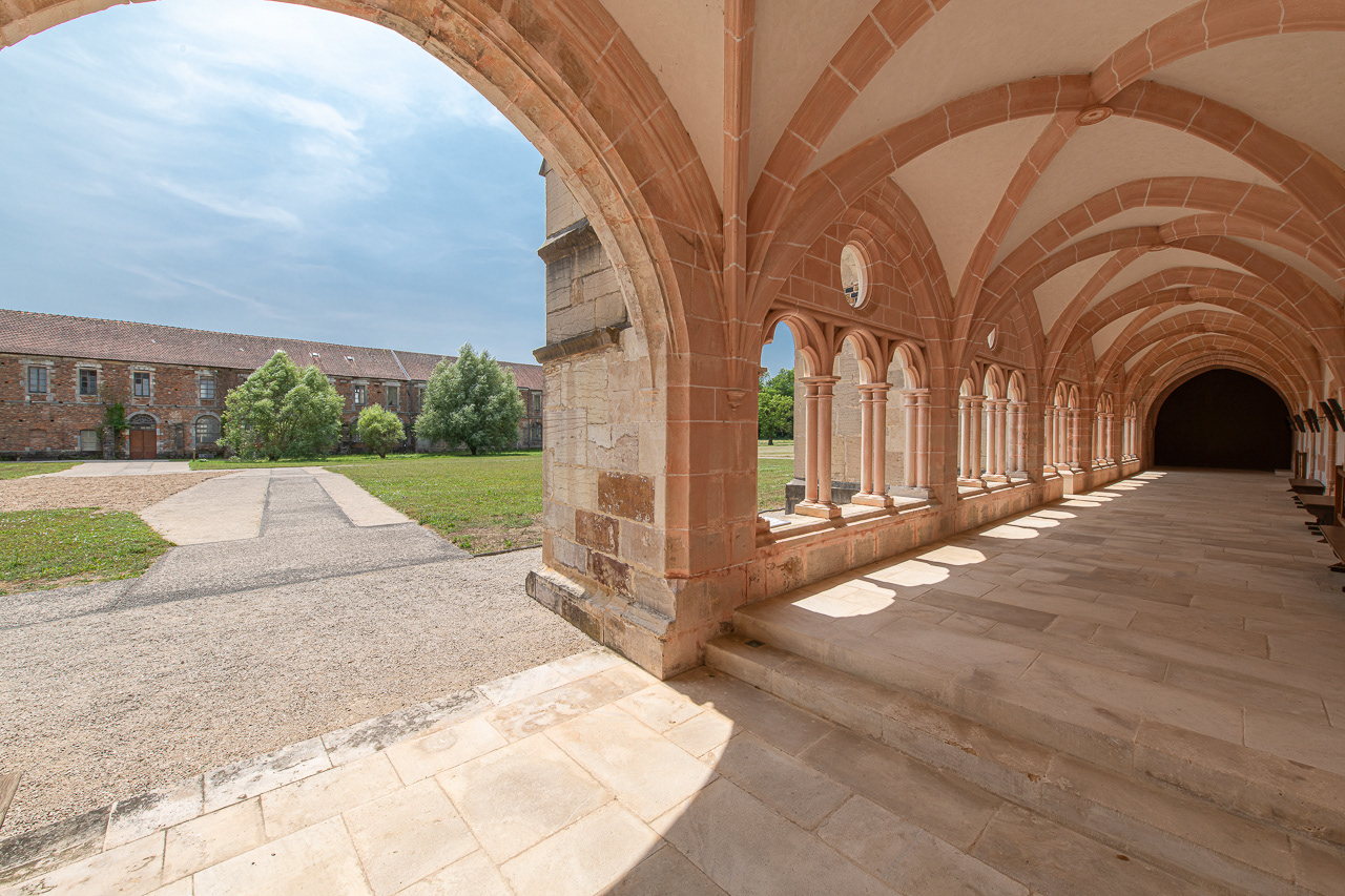 2- Vue du Consistoire de l'Abbaye de Citeaux depuis le cloître de la bibliothèque