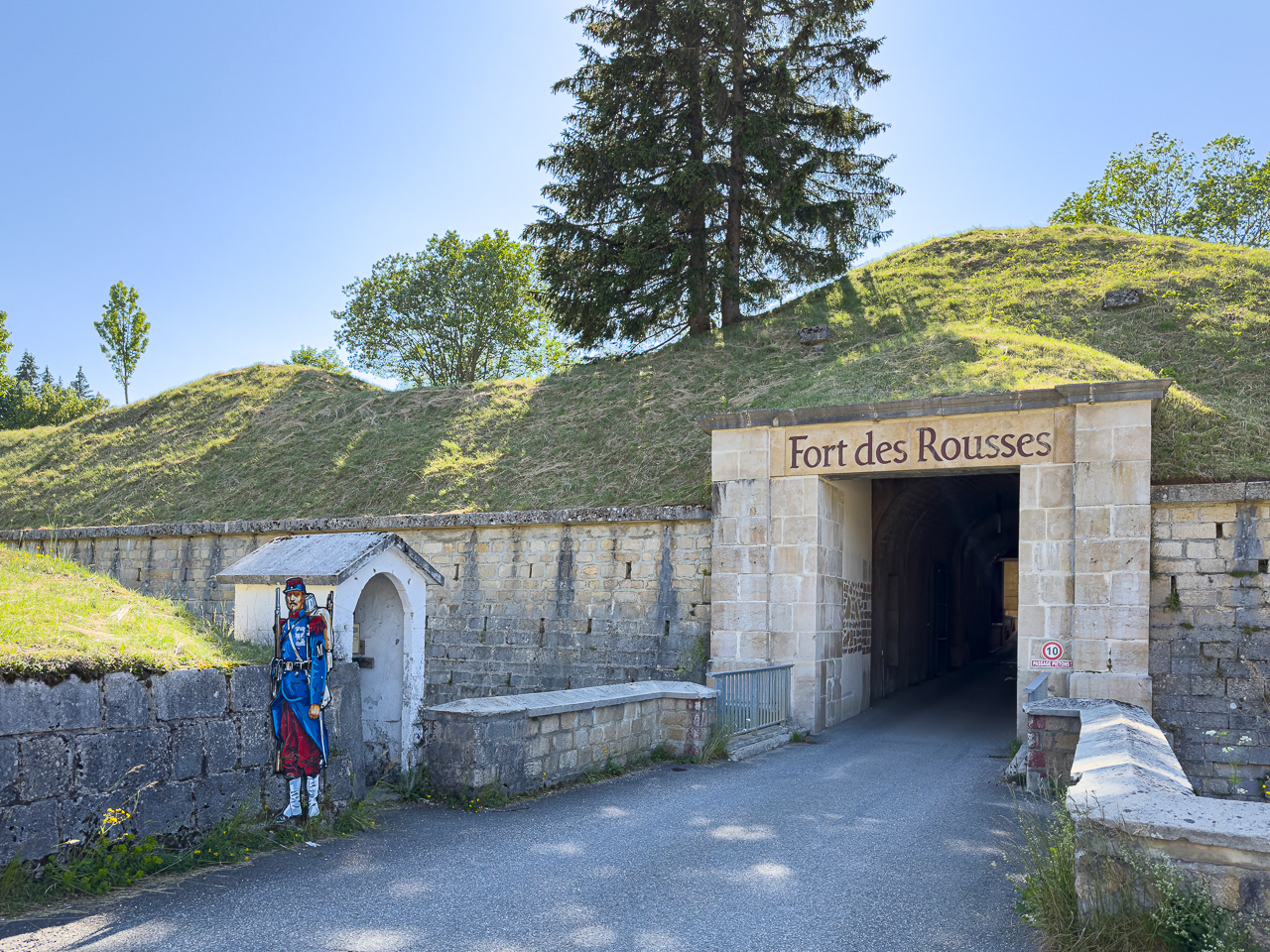 1- Accès principal à l'intérieur du Fort des Rousses