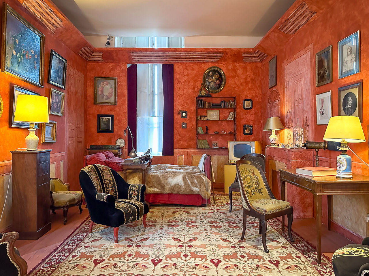 Musée Colette. La chambre de Colette dans son appartement de  Palais Royal, Paris.