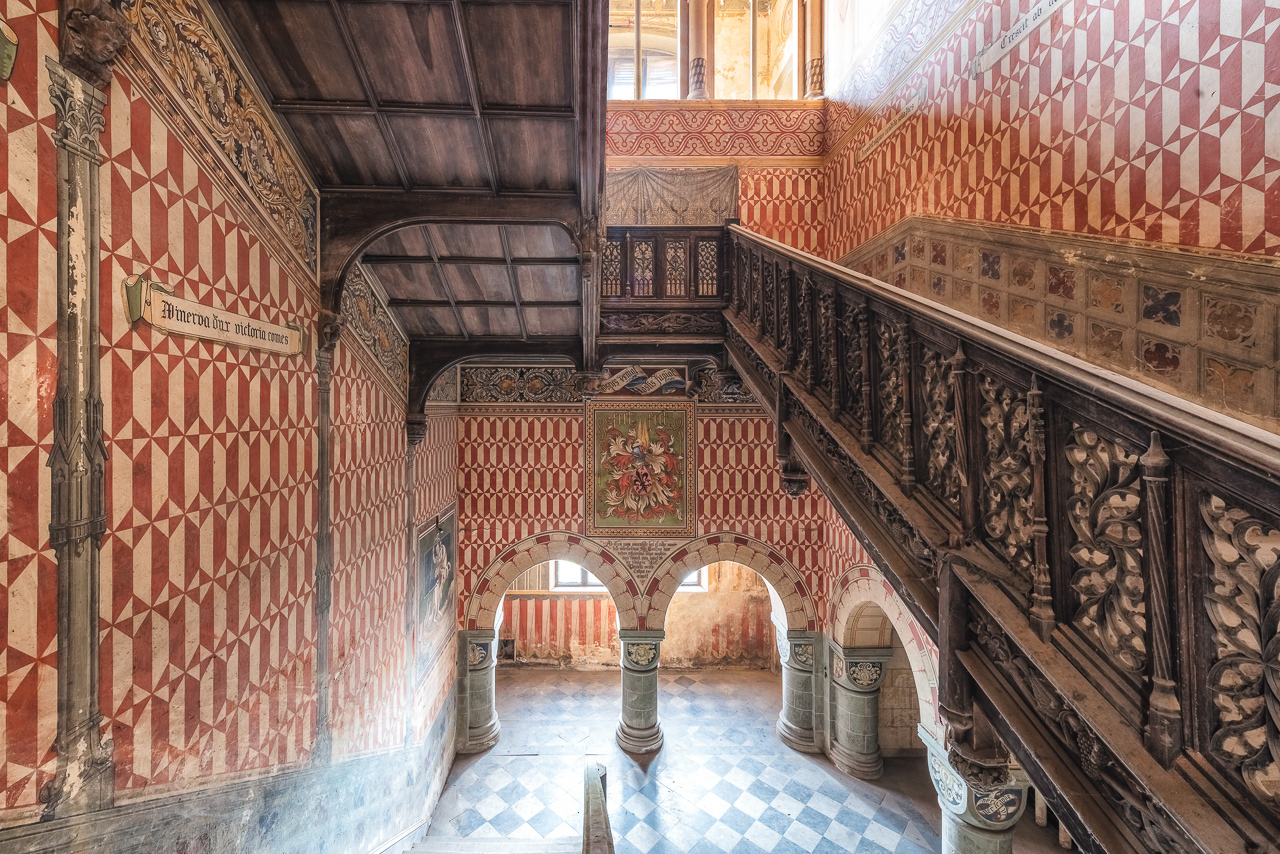 Est-ce qu'à lier je suis fou, Château, Italie