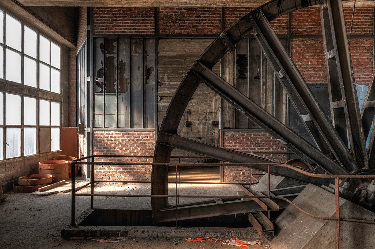 Ton ombre contre les façades / Coal Mine / Belgium