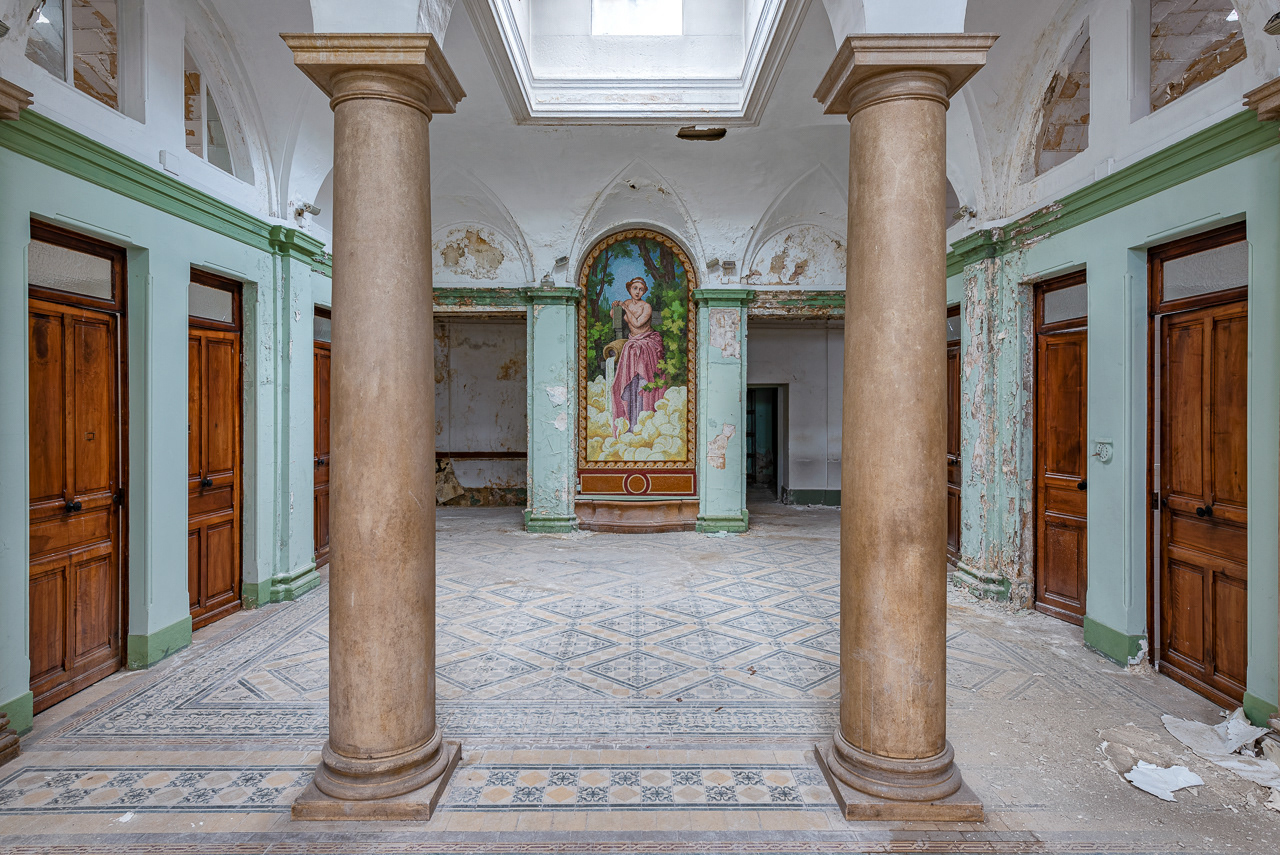 La porteuse d'eau, Thermes abandonnés, France