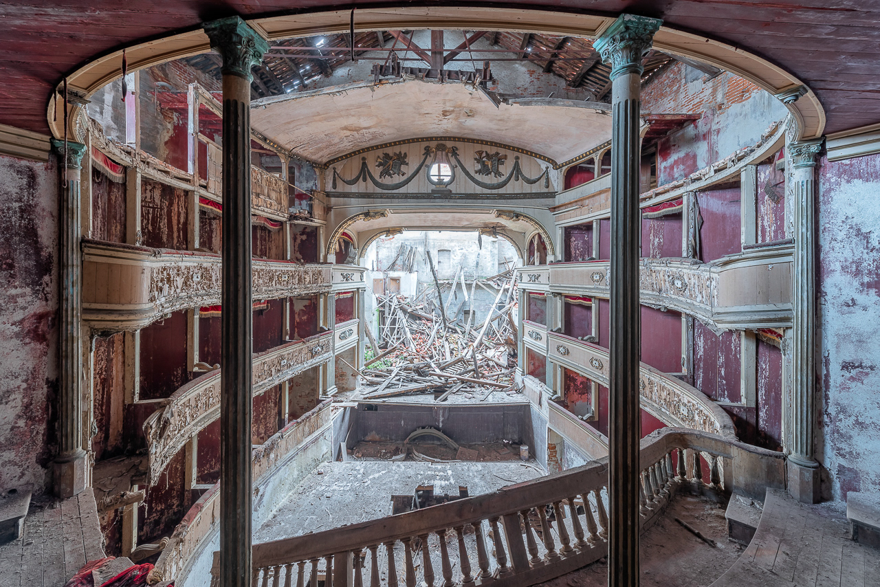 Premières loges, Abandoned Theater, Italy