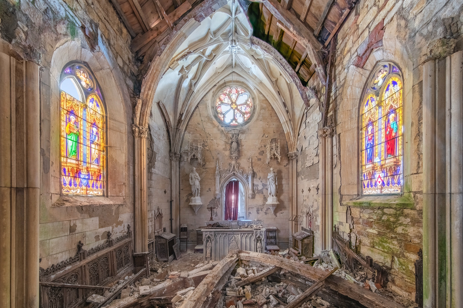 Love is To Cry - Chapelle castrale abandonnée - France