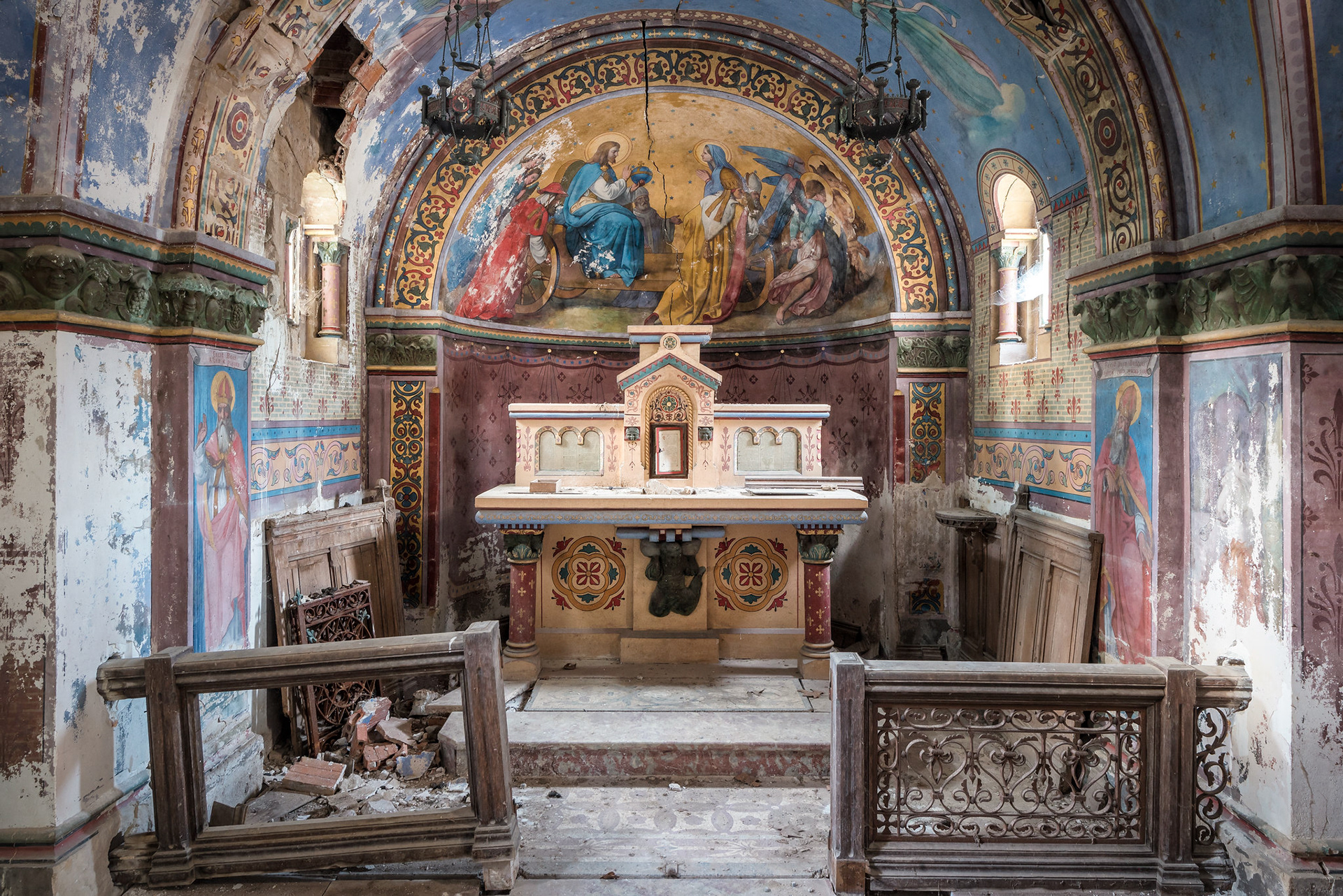 Dark Side Of The Faith - Chapelle castrale abandonnée, France