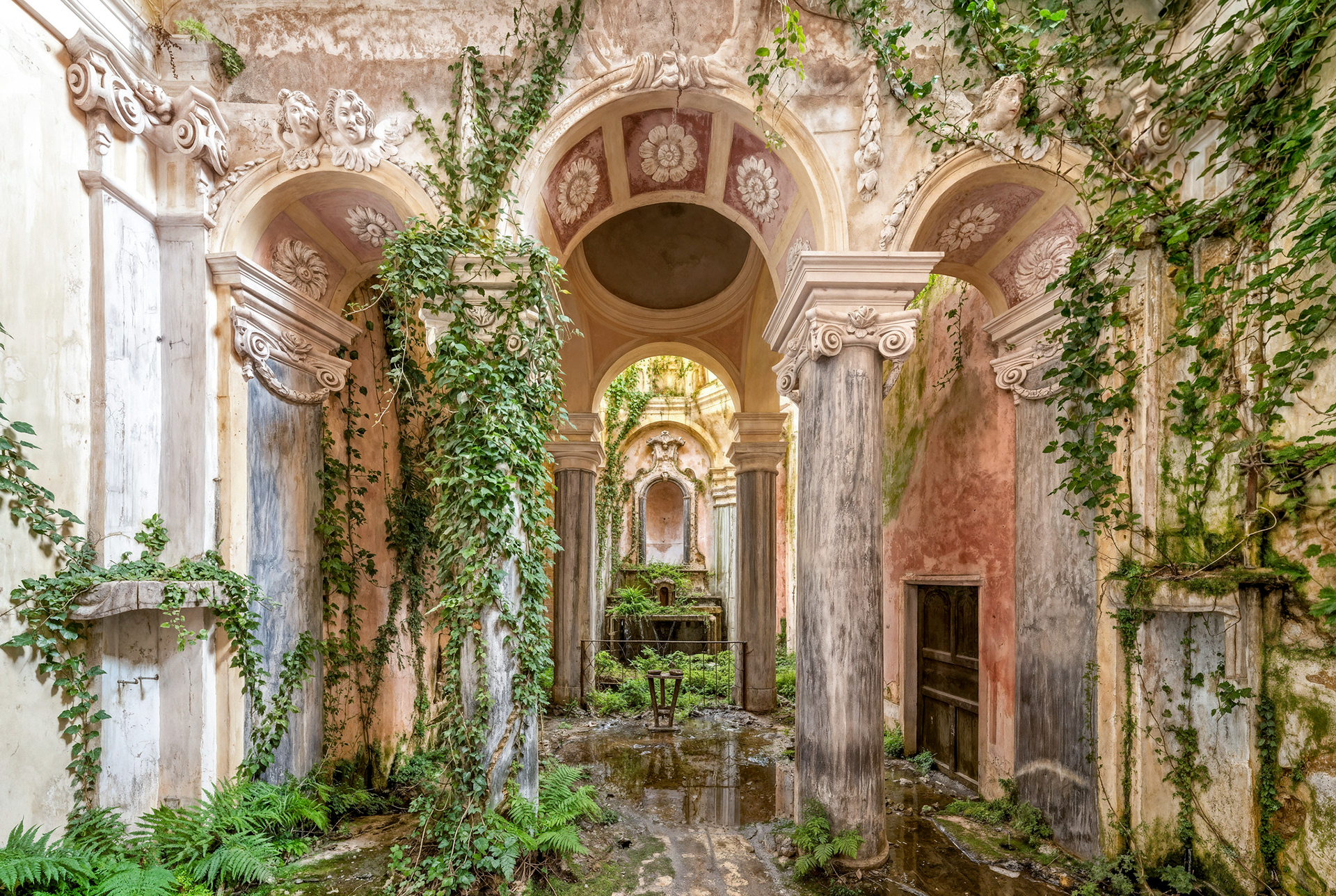 The Glory Of light, chapelle abandonnée - Italie