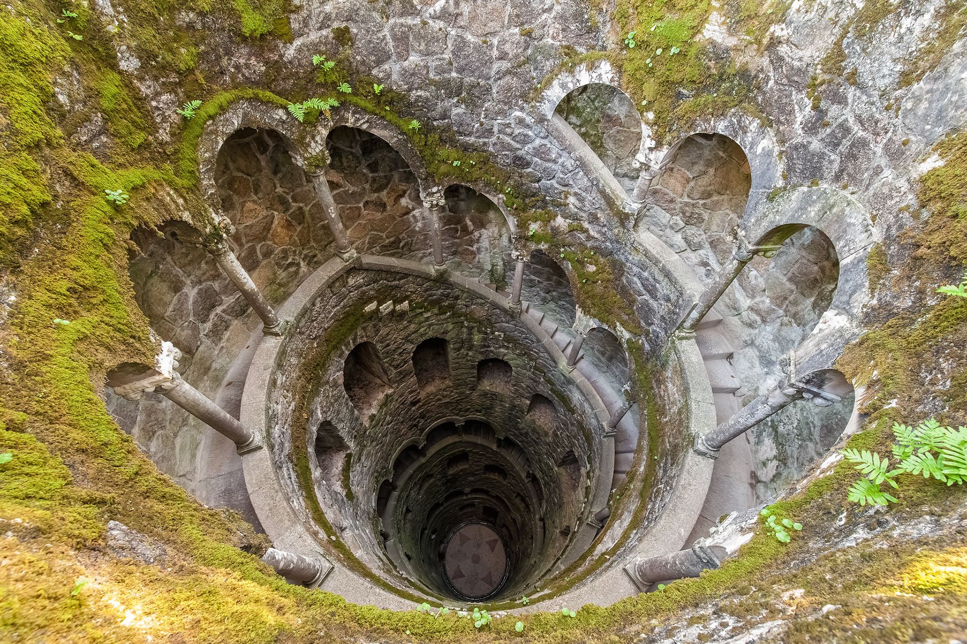 Abyssales aspirations Puit initiatique, Quinta da Regaleira, Portugal