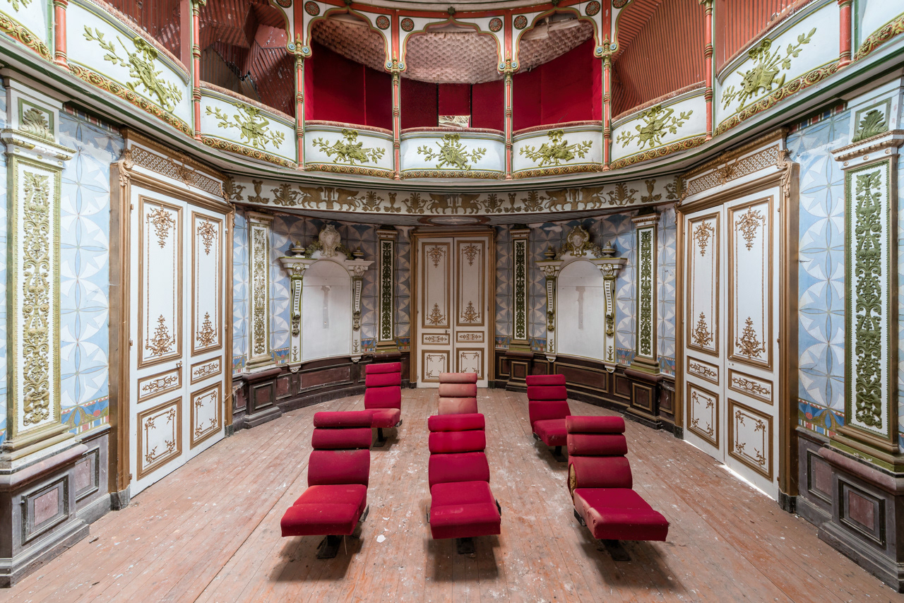 Salle de toutes les attentes / Théâtre privé, Château, France