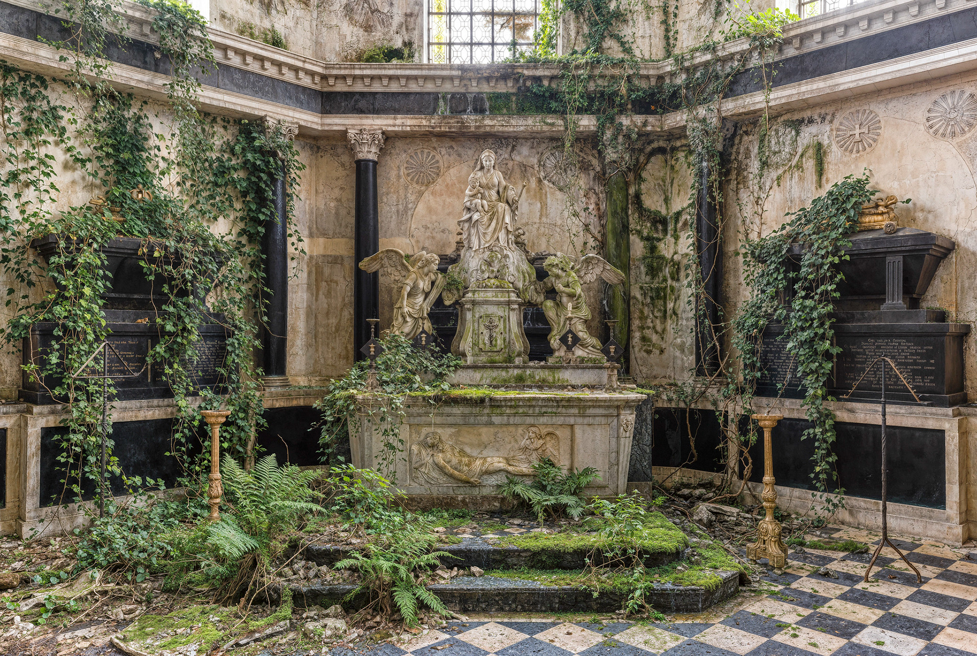 Qui s'y frotte prend racine, Tombeau oublié - France