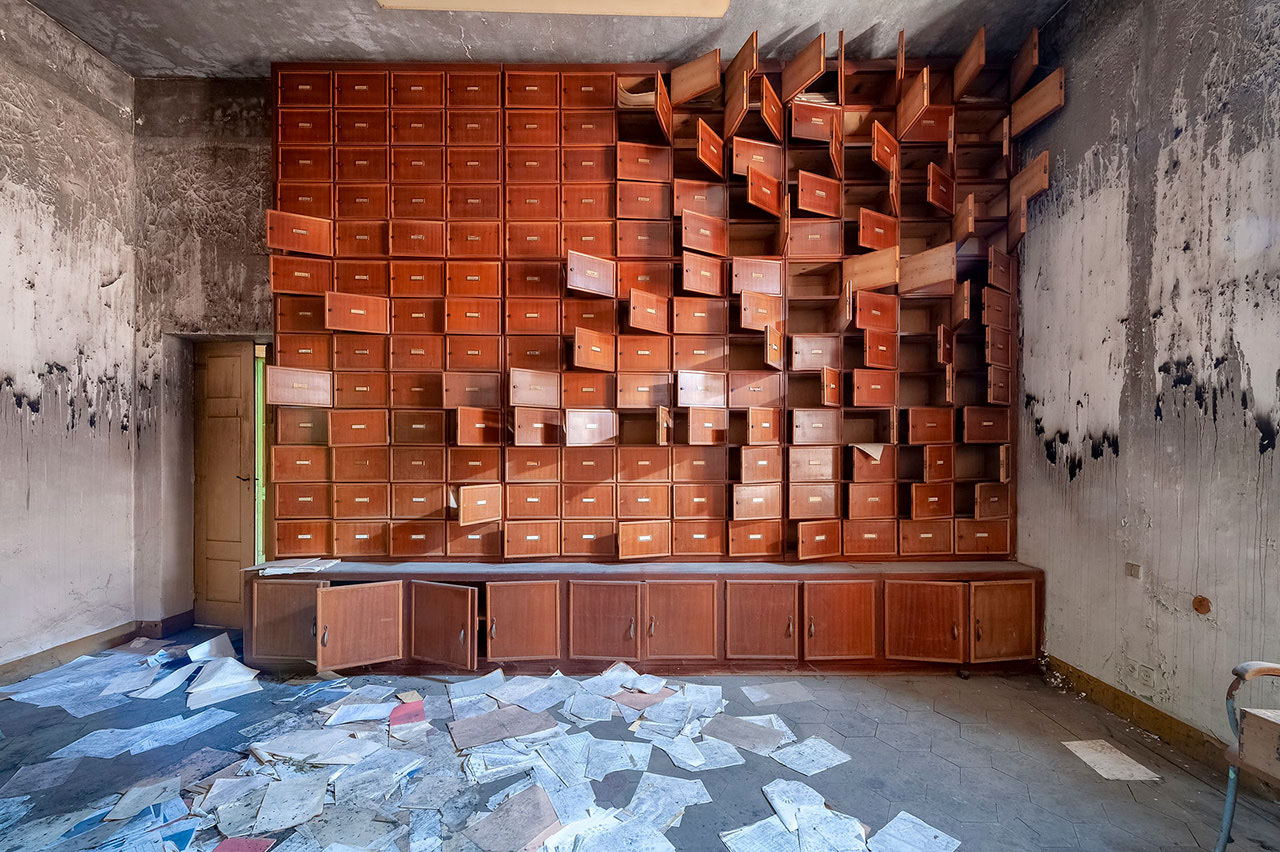 Courant d'Aire / Asile abandonné, salle des archives, Italie