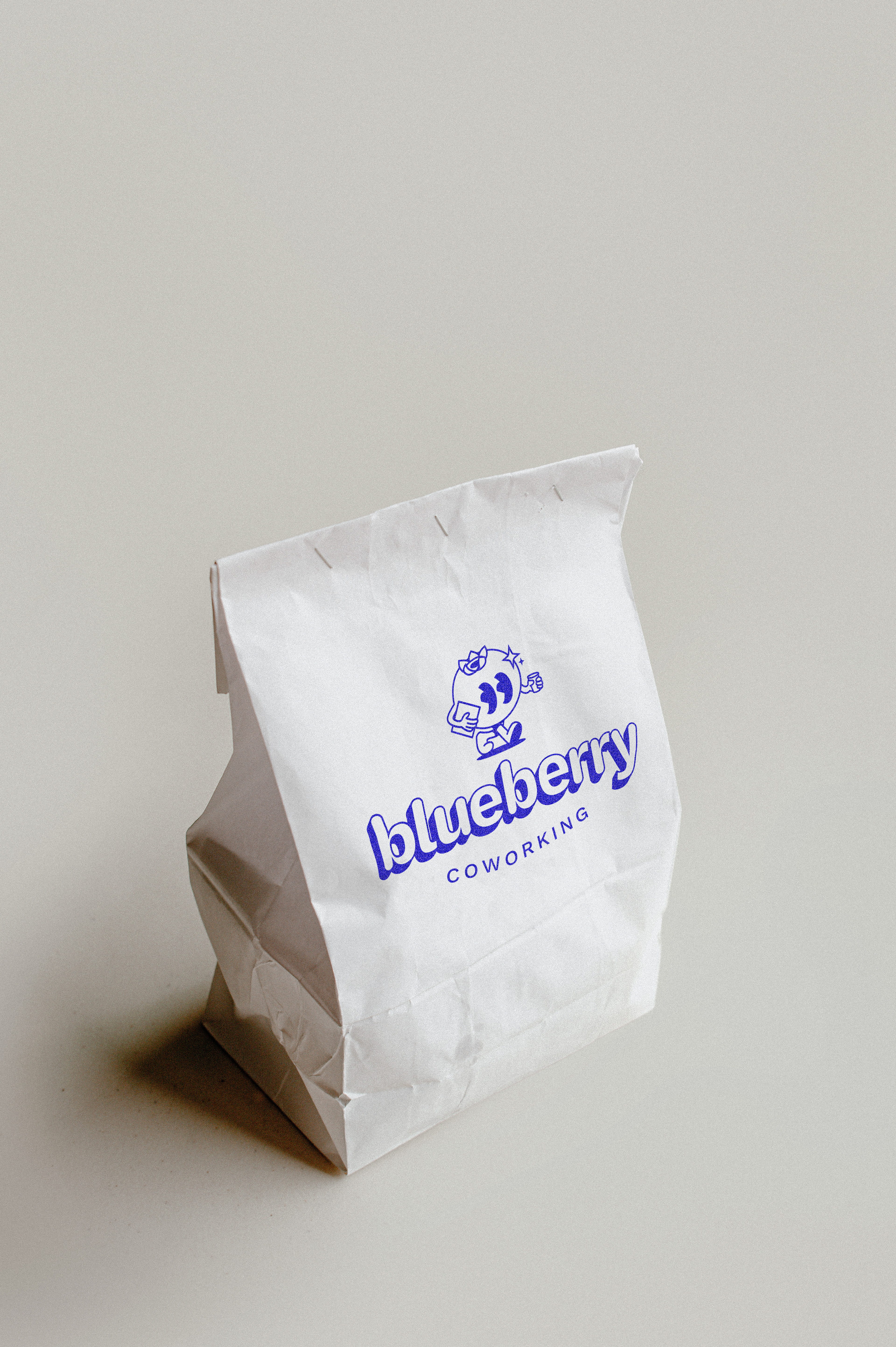 Un mockup d'un sac papier avec le logo du coworking BlueBerry