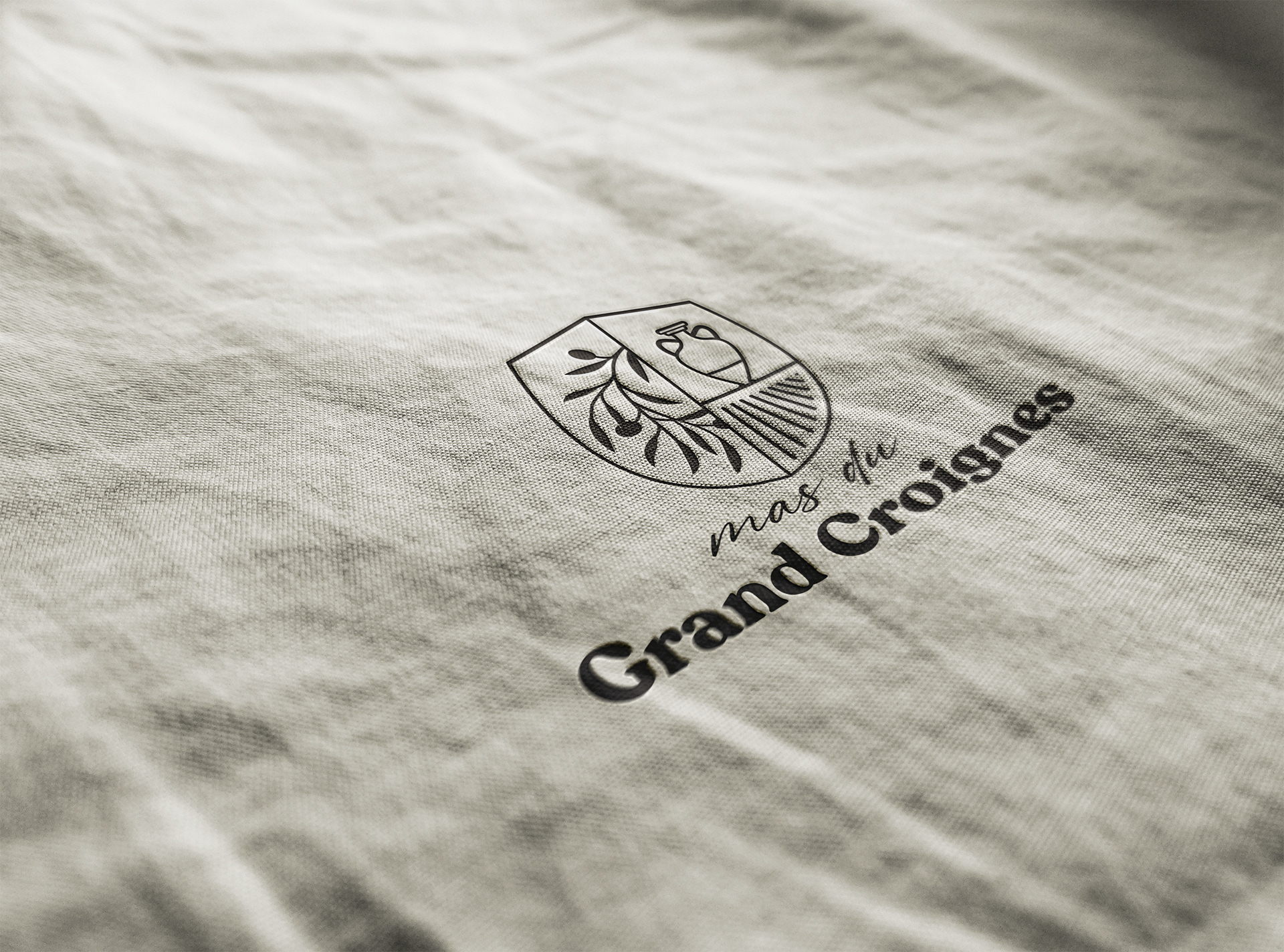 Logo du Mas du Grand Croignes brodé sur du tissu 