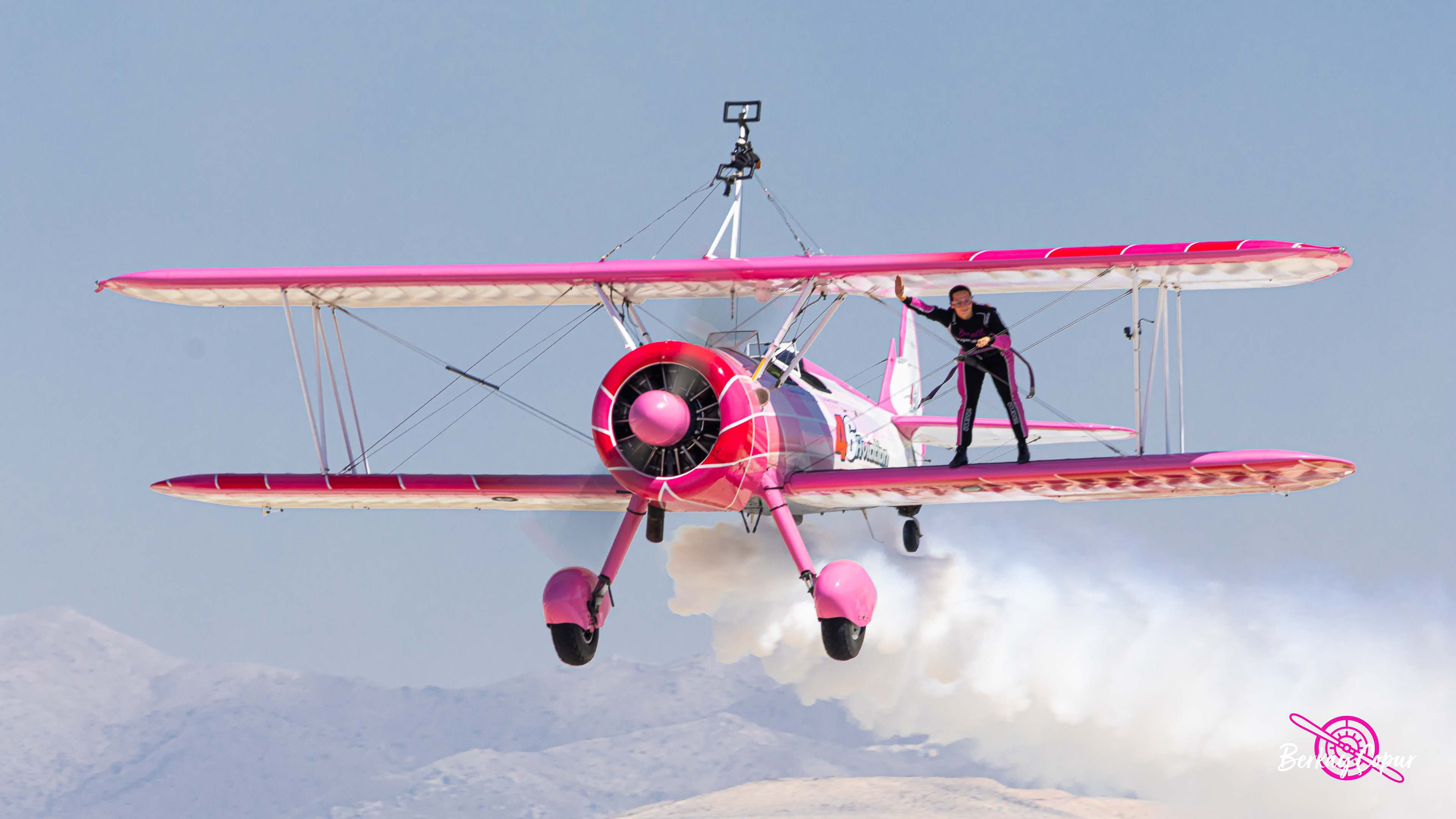 46 Aviation Wingwalking / 1943 Boeing Stearman