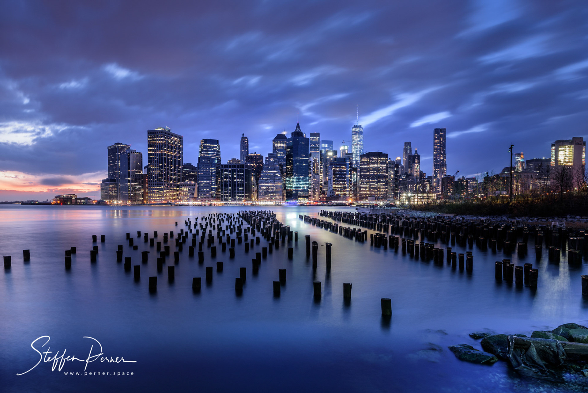 New York Skyline seen from Brooklyn Bridge Park
