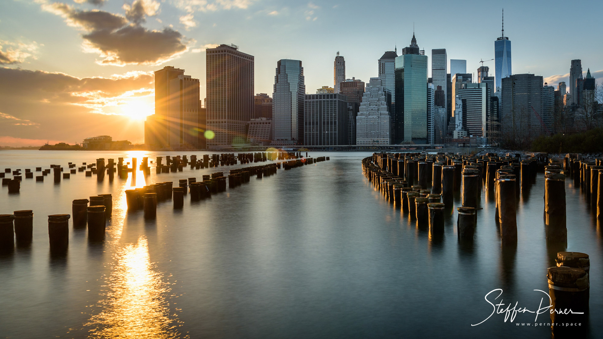 New York Skyline seen from Brooklyn Bridge Park
