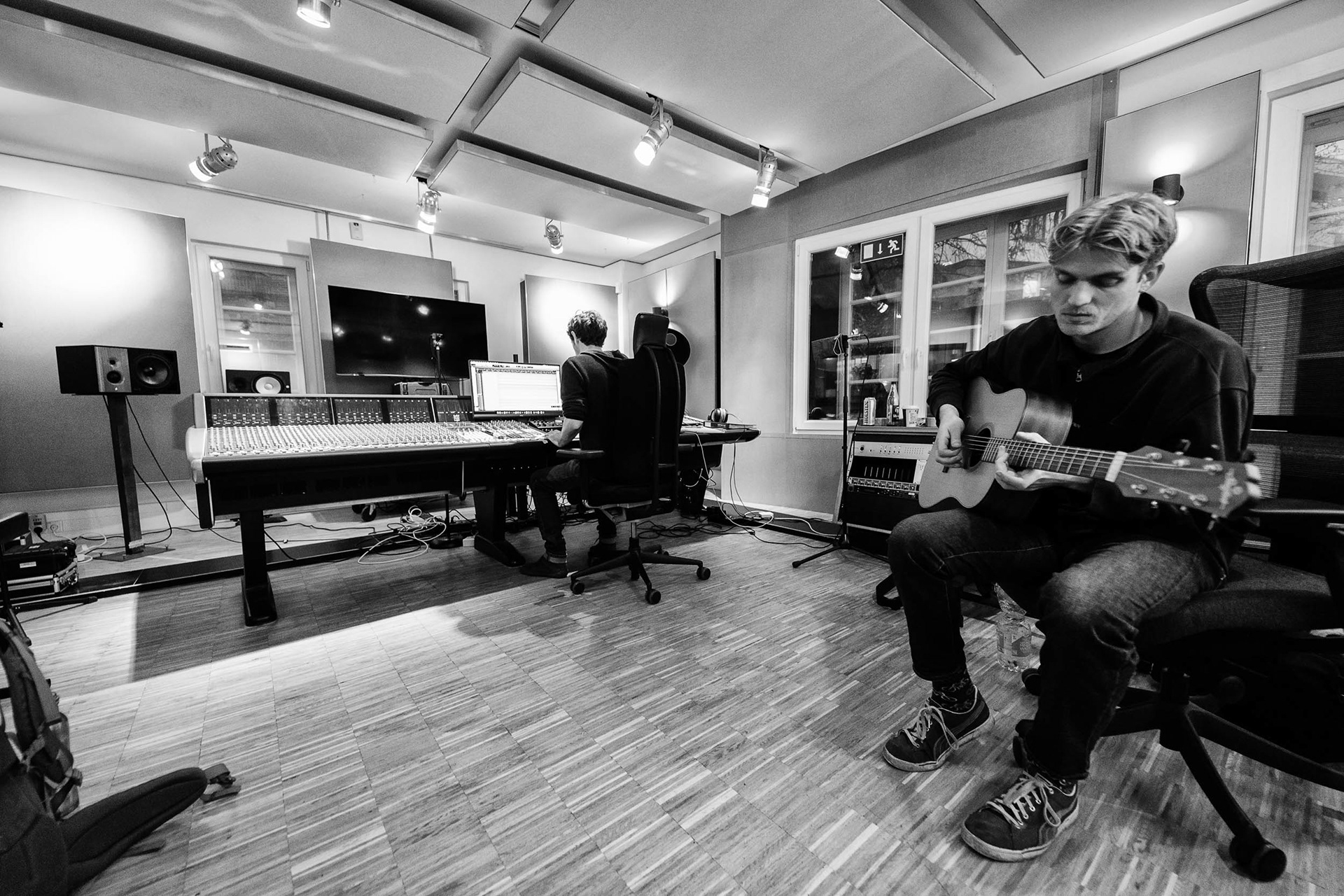 Paper Knife im Studio