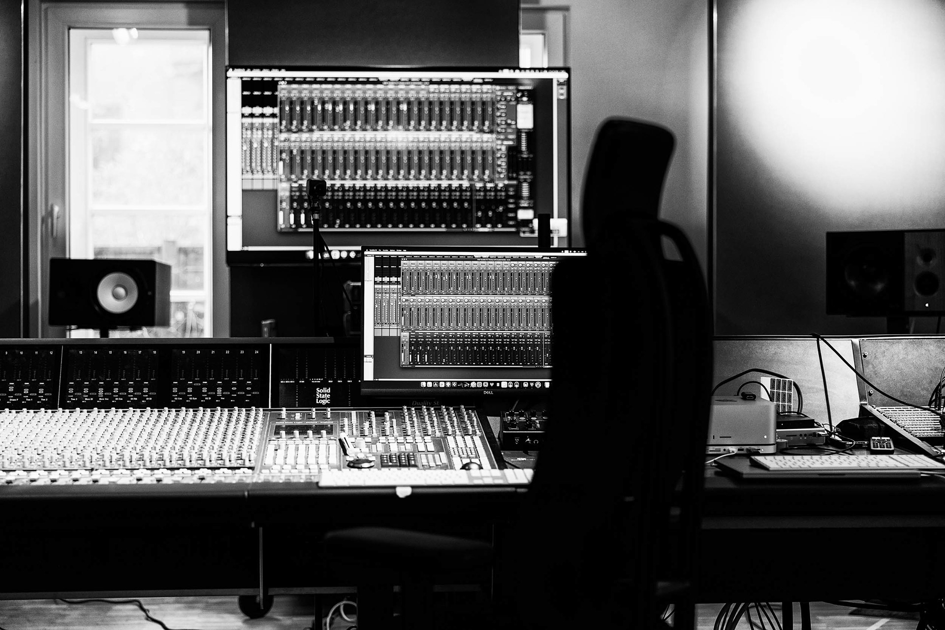 Paper Knife im Studio