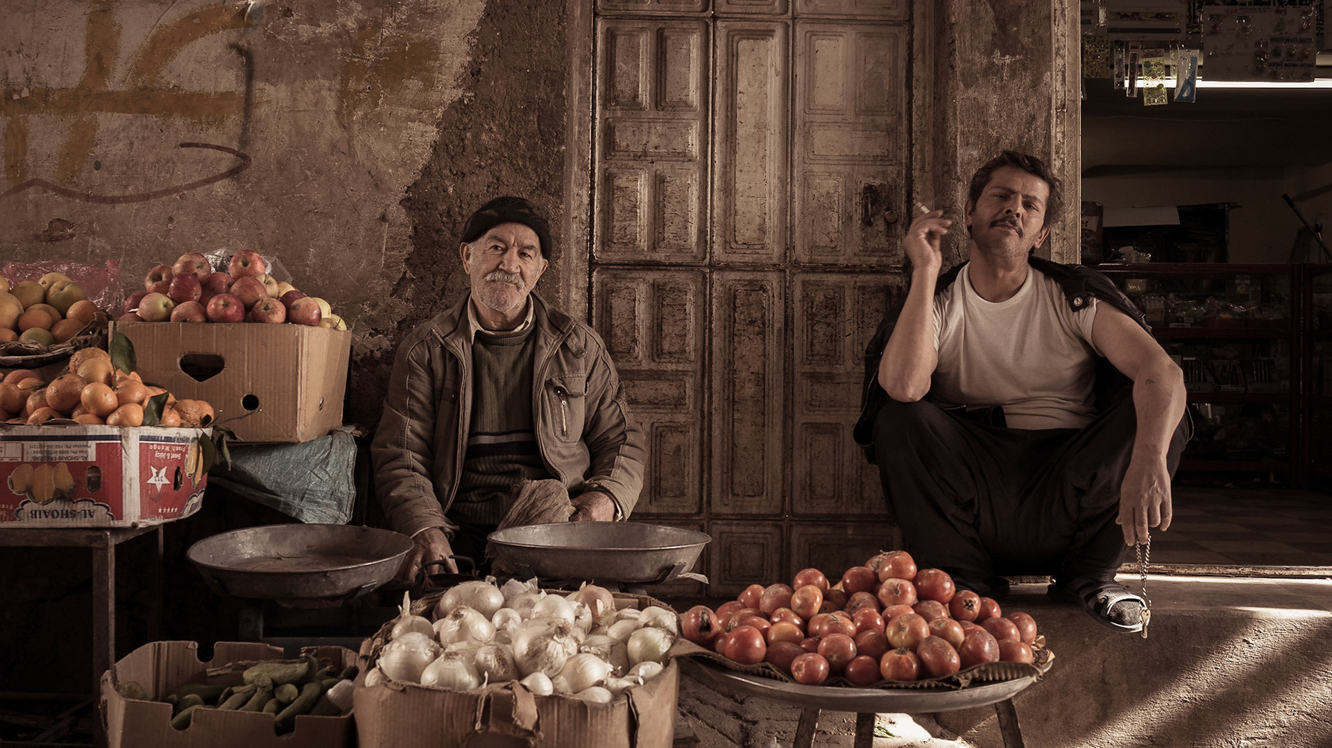 An old man trying to support his family by selling fruits and vegiatables by side of the alley.
Shiraz, Iran