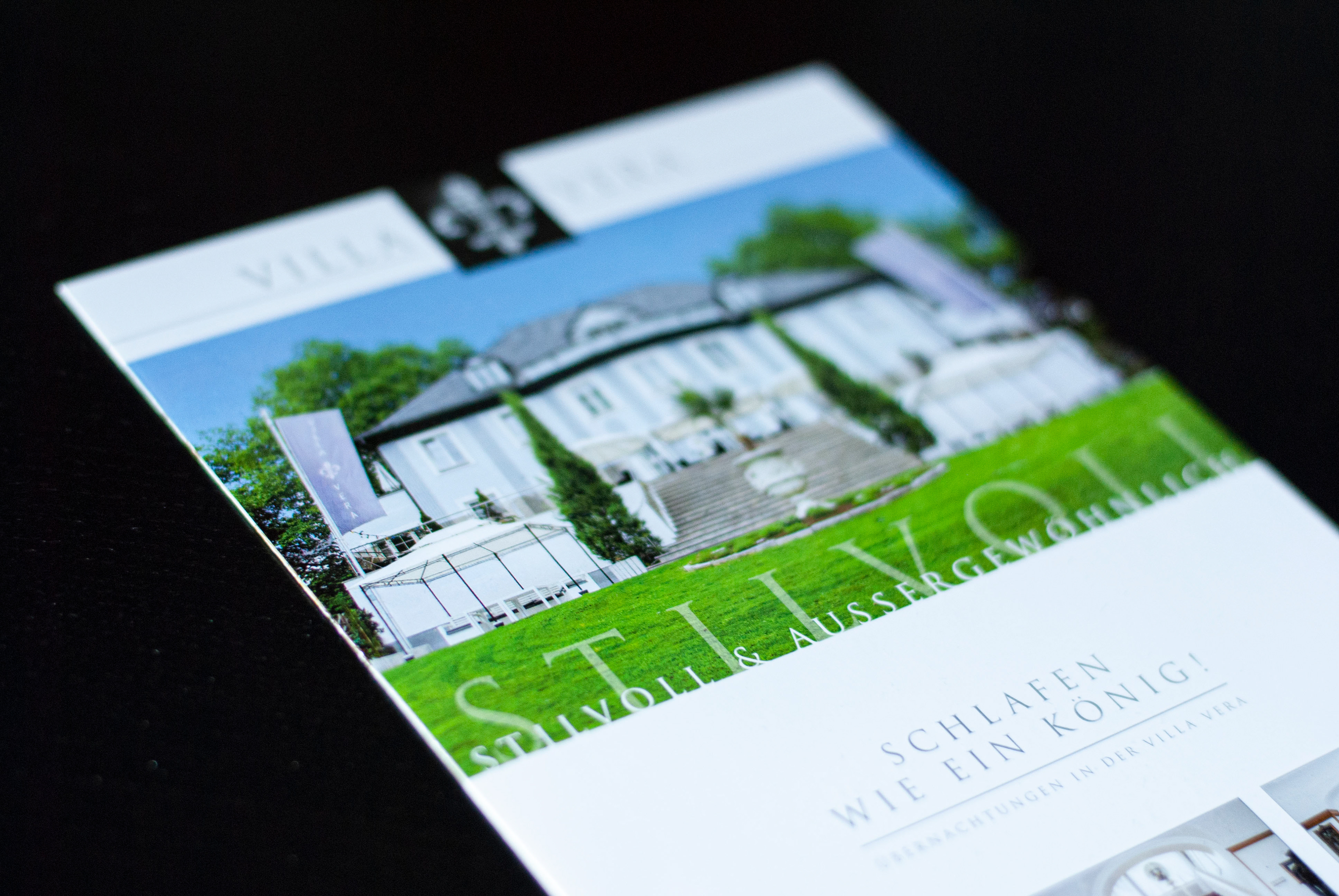 Villa Vera | A5 Faltblatt | 250 g/m² Hochglanz | Einbruchfalz mittig