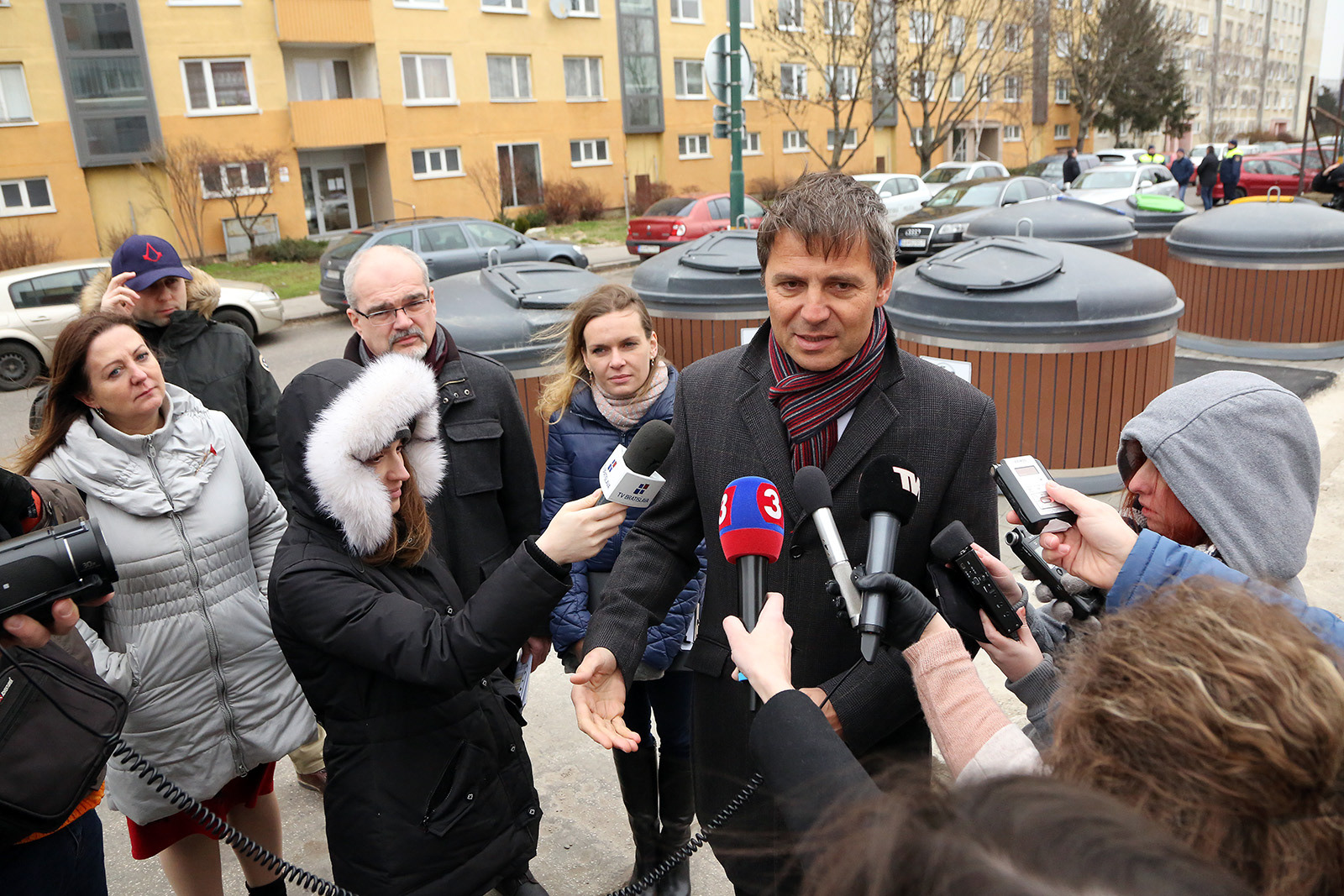 OLO BRATISLAVA, SLOVAKIA Project "First semi-underground waste containers in Bratislava," project management, PR, press conference