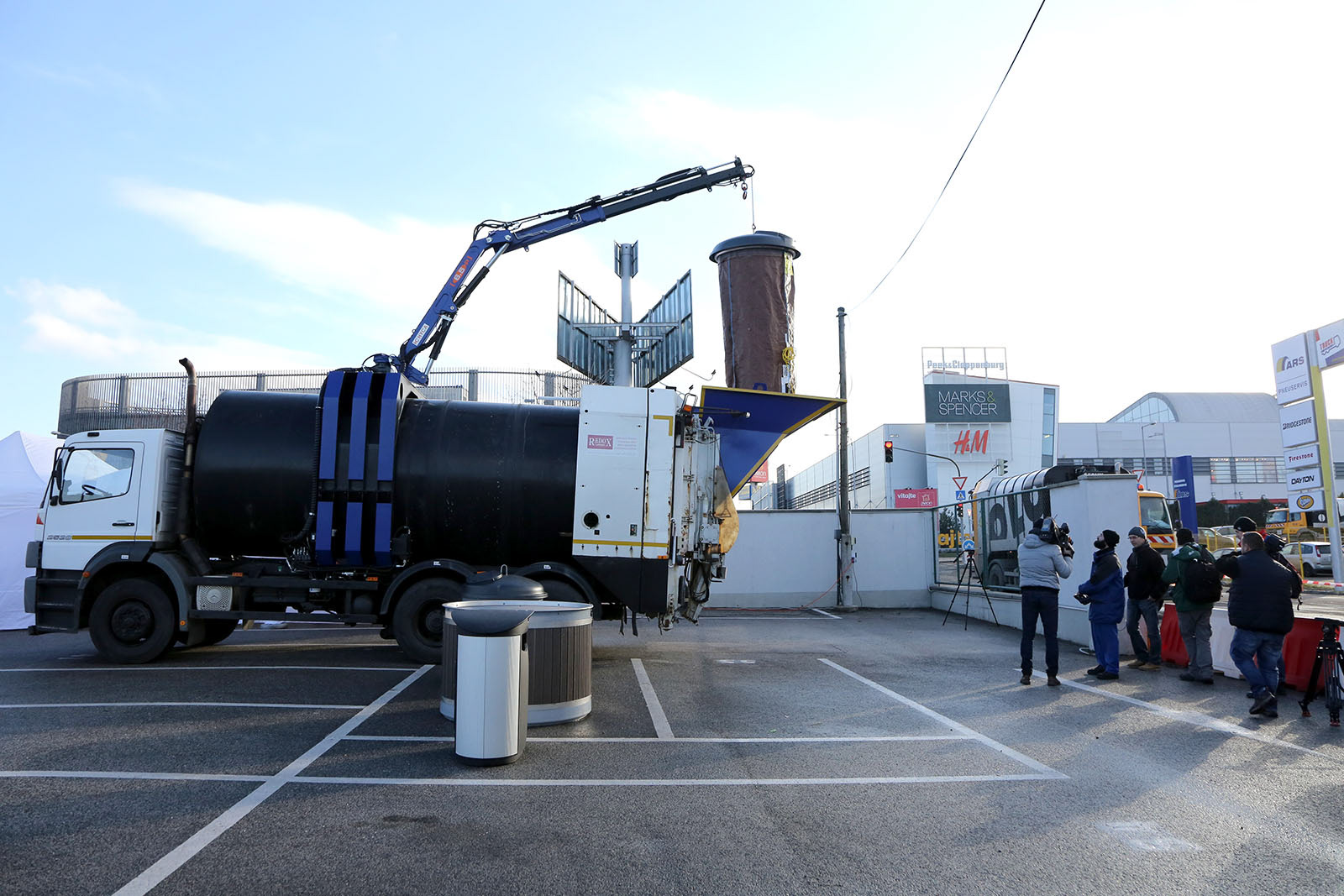OLO BRATISLAVA, SLOVAKIA Project "First semi-underground waste containers in Bratislava," project management, PR, press conference