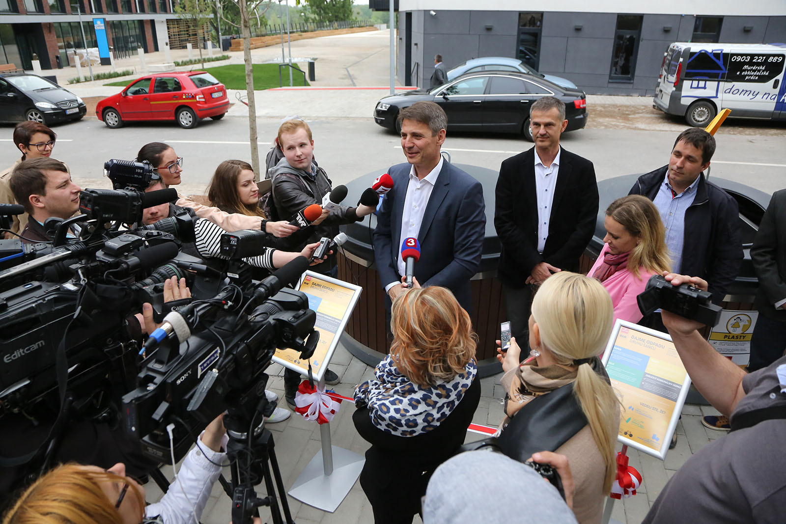 OLO BRATISLAVA, SLOVAKIA Project "First semi-underground waste containers in Bratislava," project management, PR, press conference