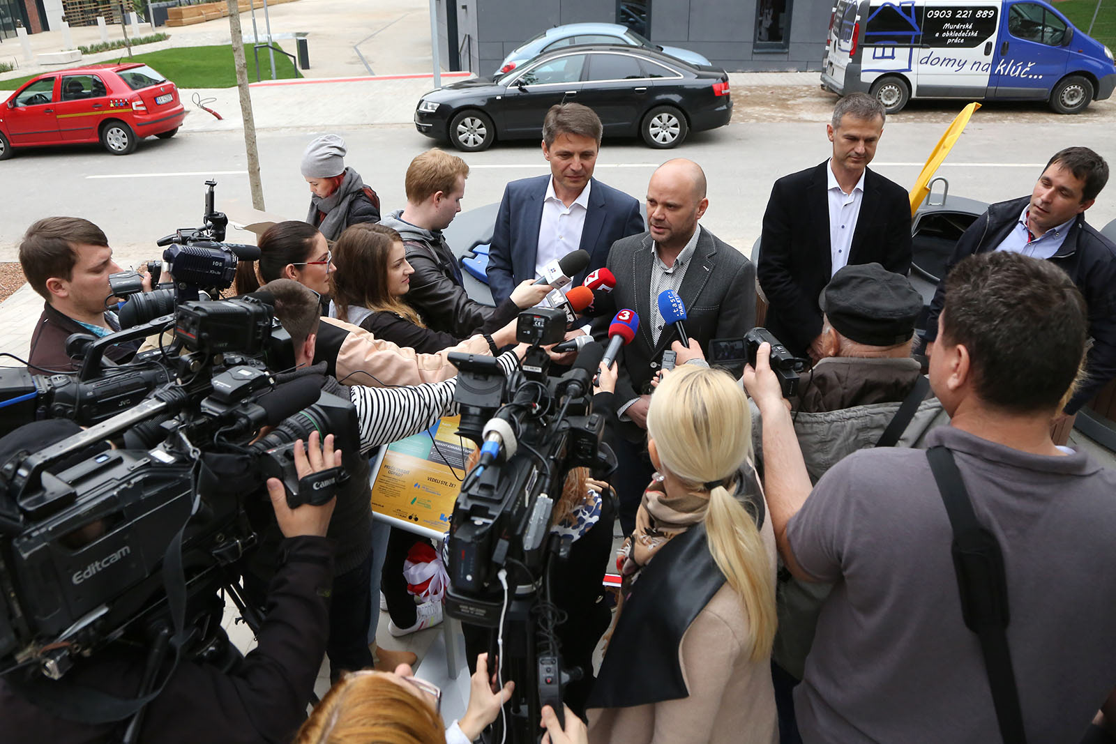 OLO BRATISLAVA, SLOVAKIA Project "First semi-underground waste containers in Bratislava," project management, PR, press conference