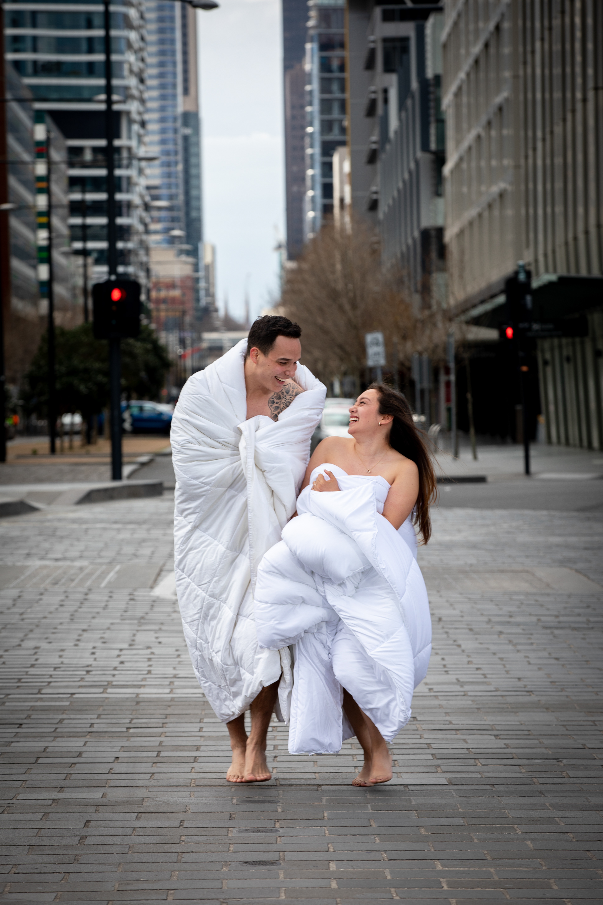 Wedding couple posing beside a city building